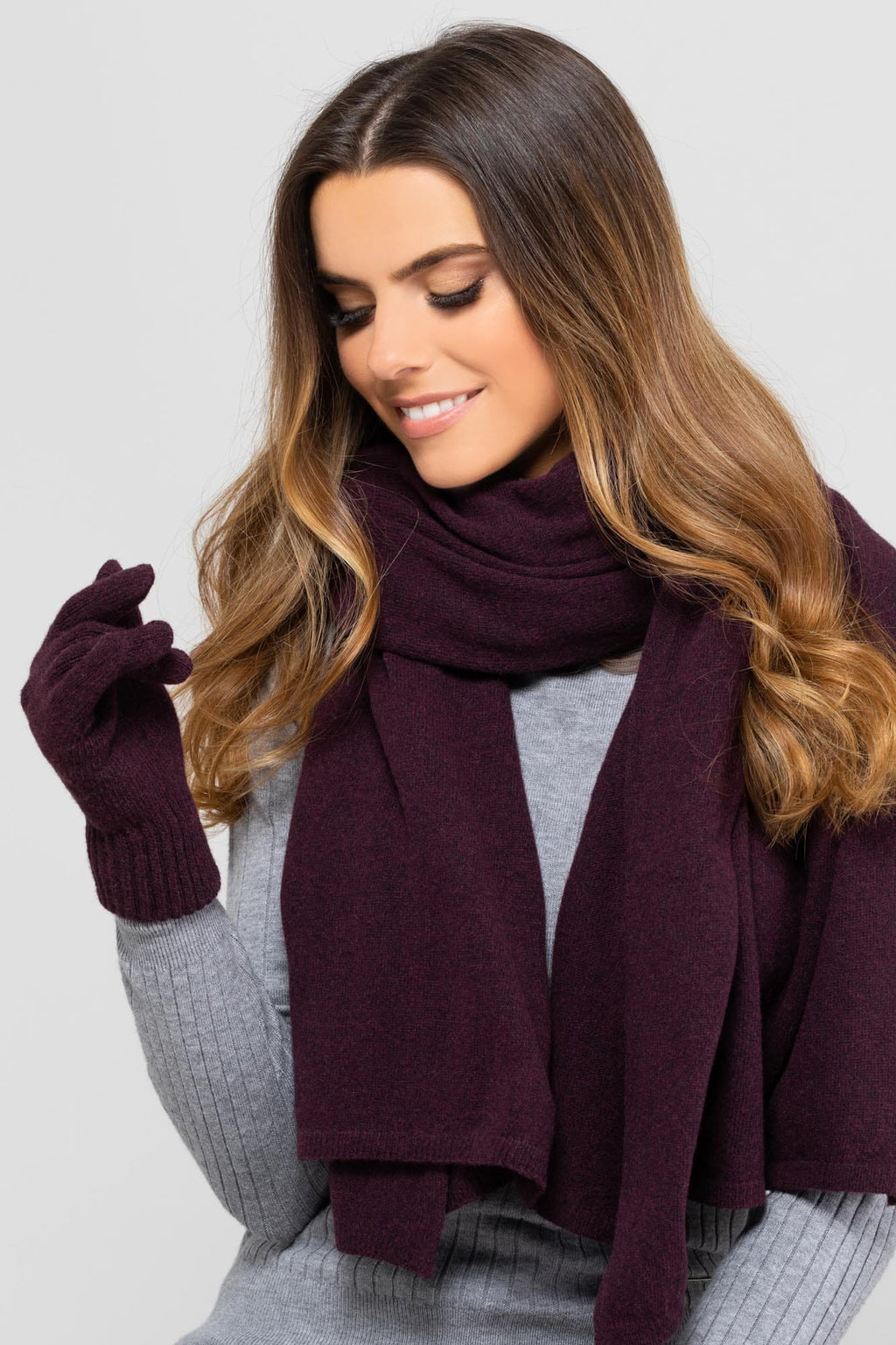 Szalik Damski, Model: Szalik-01, Kolor: fioletowy, Skład materiału: 80% Wełna; 20% Poliamid, Przeznaczenie: Jesień/Zima, Wymiary(długość/szerokość): 180cm/65cm (Szalik Damski, zdjęcie 2)