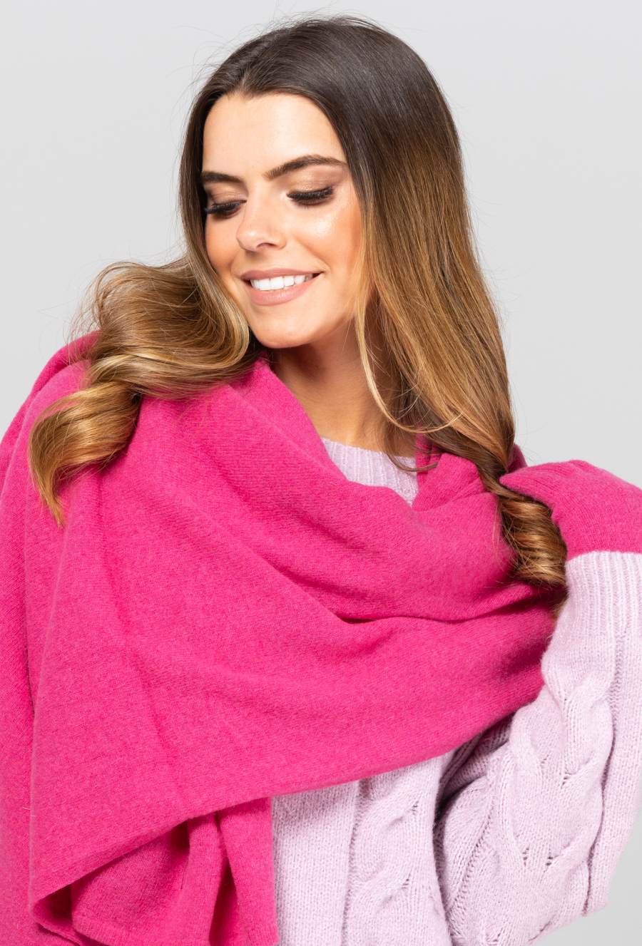 Model: Szalik-01, Kolor: malinowy, Skład materiału: 80% Wełna; 20% Poliamid, Przeznaczenie: Jesień/Zima, Wymiary(długość/szerokość): 180cm/65cm