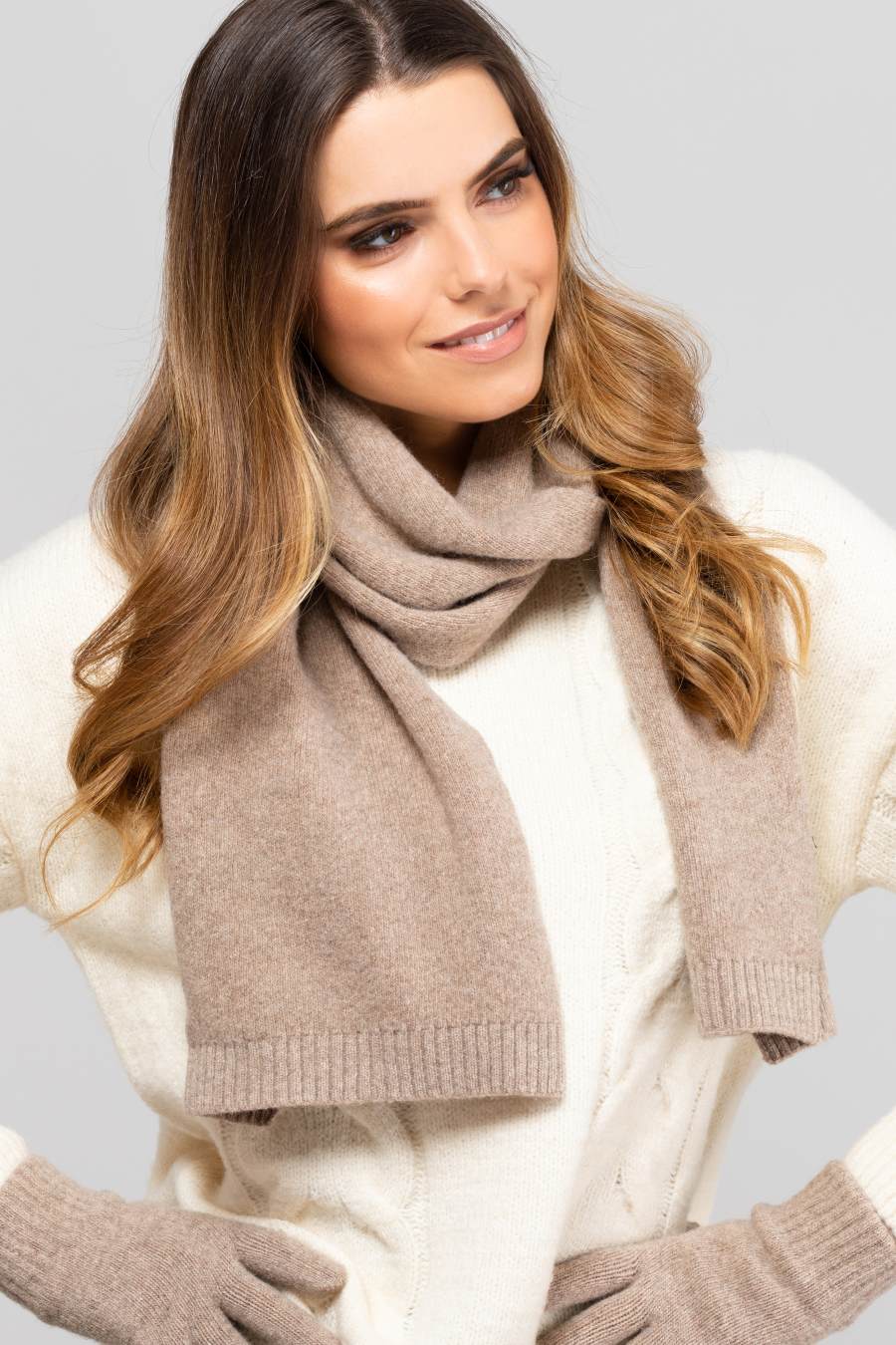 Model: Szalik-02, Kolor: ciemny beżowy, Skład materiału: 80% Wełna; 20% Poliamid, Przeznaczenie: Jesień/Zima, Wymiary(długość/szerokość): 160cm/25cm