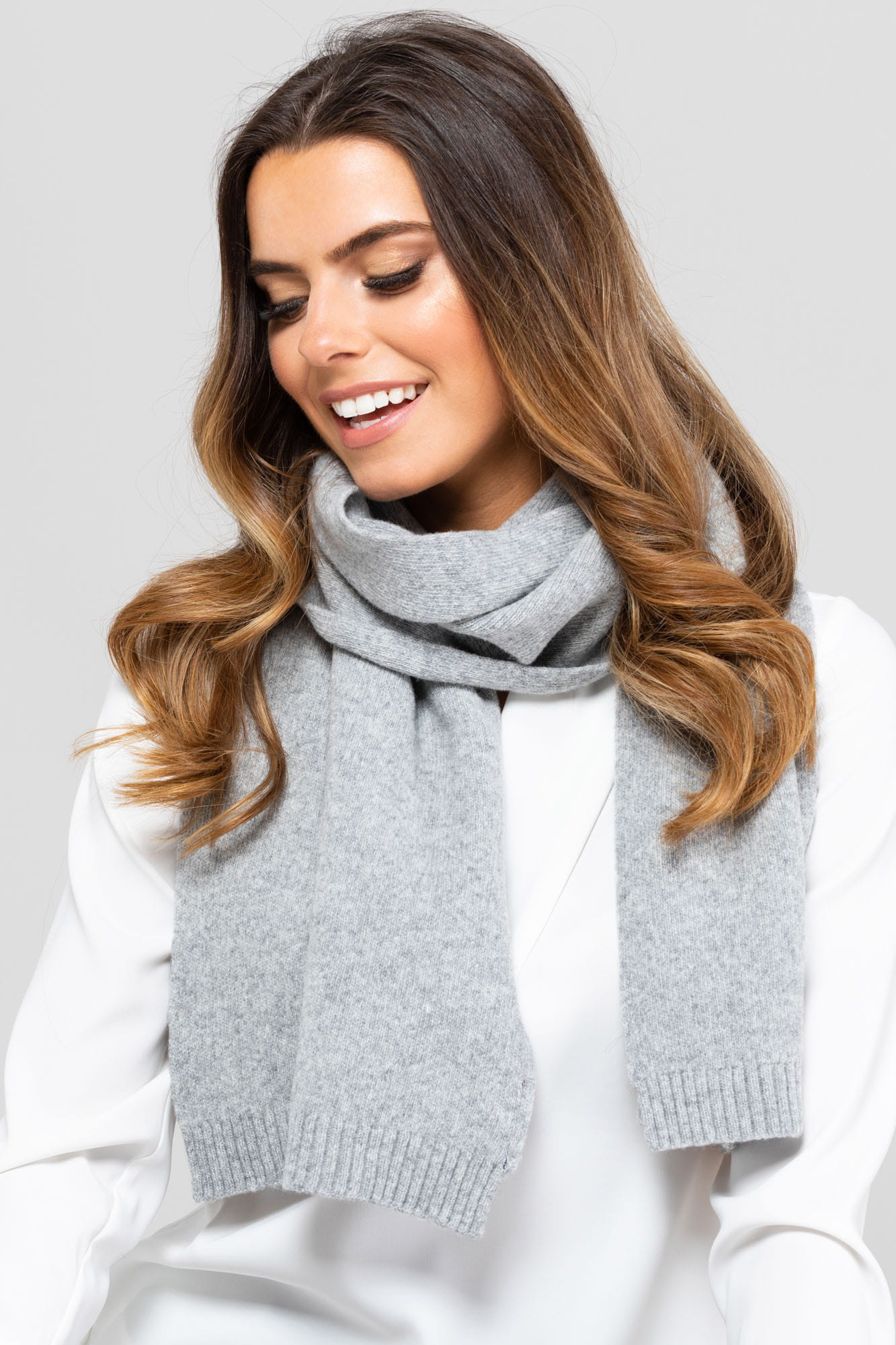 Model: Szalik-02, Kolor: szary, Skład materiału: 80% Wełna; 20% Poliamid, Przeznaczenie: Jesień/Zima, Wymiary(długość/szerokość): 160cm/25cm