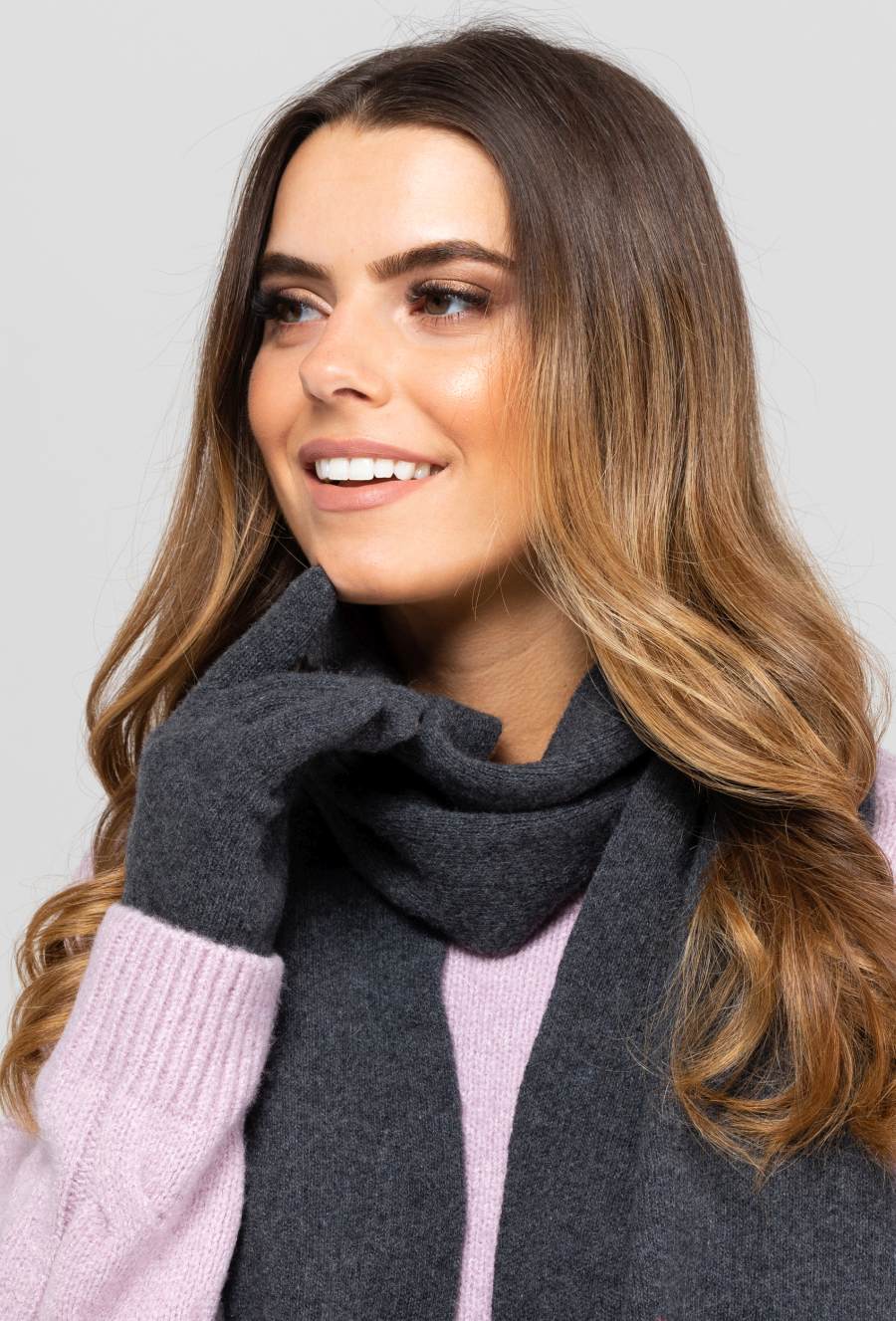 Model: Szalik-02, Kolor: grafitowy, Skład materiału: 80% Wełna; 20% Poliamid, Przeznaczenie: Jesień/Zima, Wymiary(długość/szerokość): 160cm/25cm