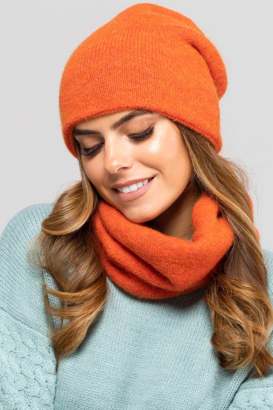 Czapka BILBAO noszona jako luźna beanie, prezentująca swój rudo-szary kolor | KAMEA | Spironik.pl