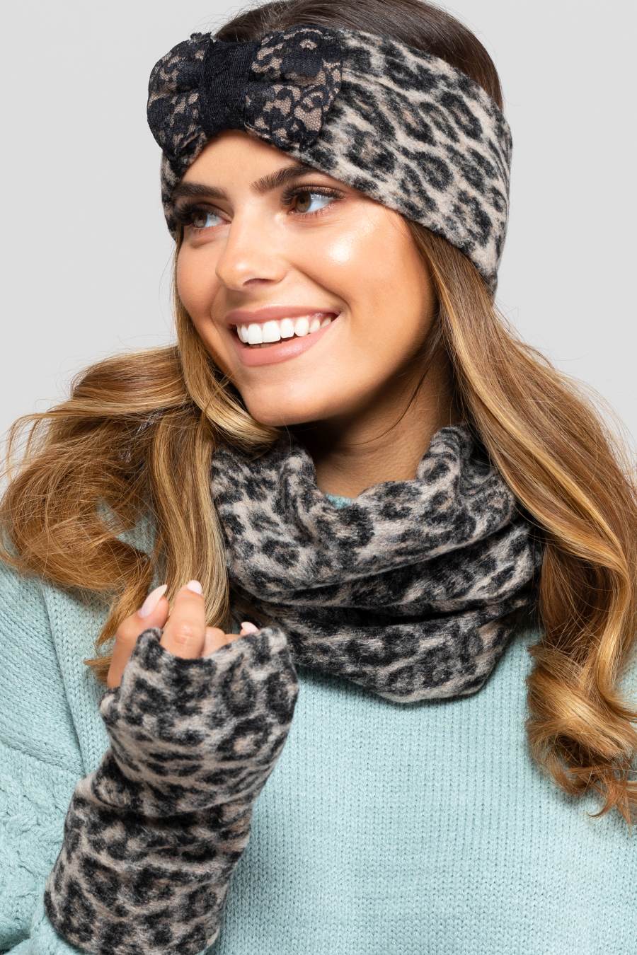 Opaska Damska, Model: Columbia-Opaska, Kolor: ciemny beżowy, Skład materiału: 56% Wełna; 24% Poliester; 20% Akryl, Przeznaczenie: Jesień/Zima, Rozmiar: Uniwersalny (54-60) (Opaska Damska, zdjęcie 2)