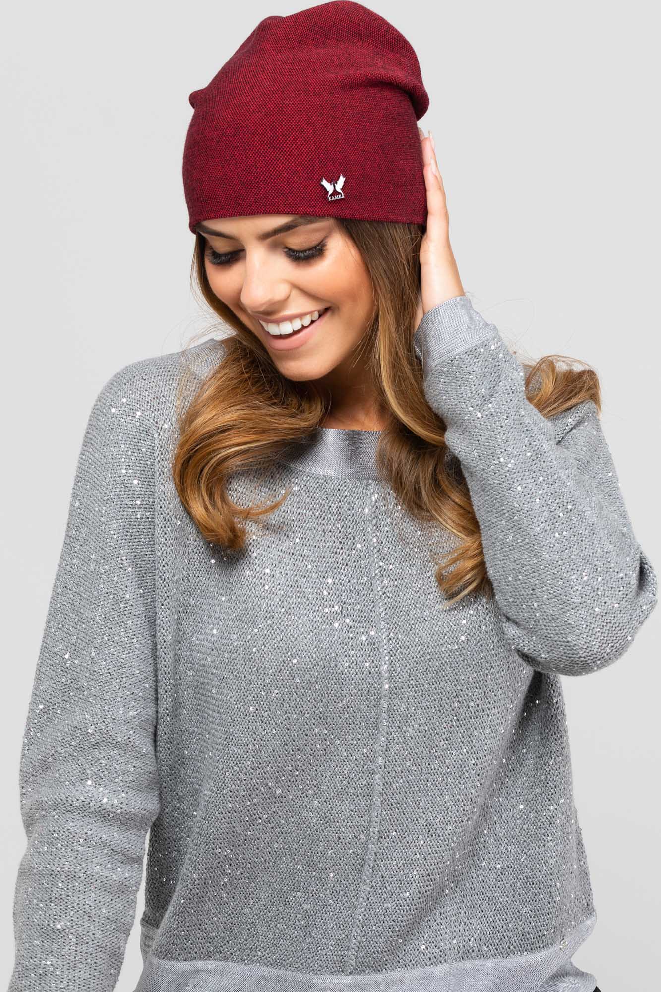 Czapka Damska, Model: Maine, Kolor: czerwony, Skład materiału: 97% Wiskoza; 3% Elastan, Rozmiar: Uniwersalny (54-60) (Czapka Damska, zdjęcie 2)