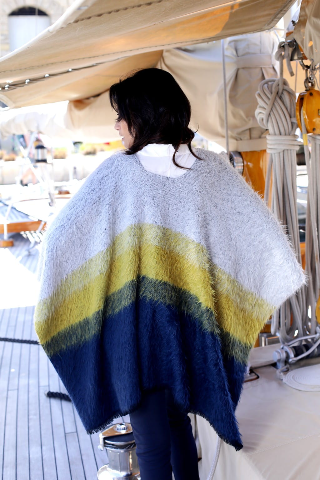 Ponczo, Model: Ponczo Futerko Cut Frędzle, Kolor: szary, Skład materiału: 75% Poliamid; 25% Poliester (Ponczo, zdjęcie 2)