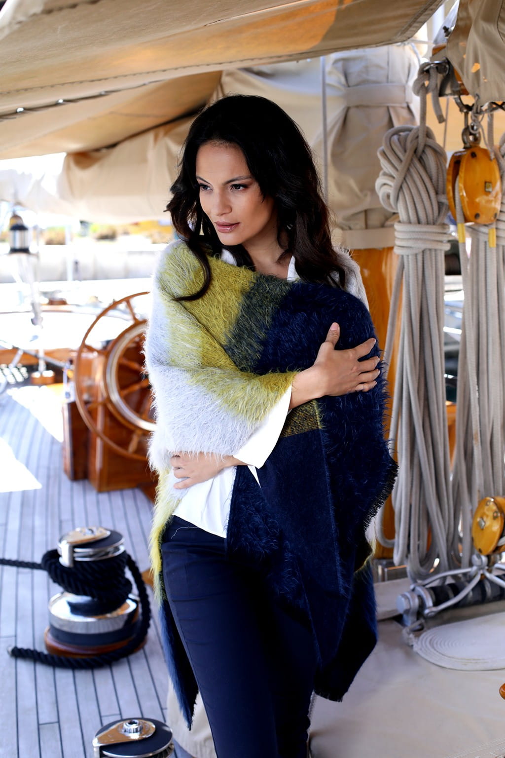 Ponczo, Model: Ponczo Futerko Cut Frędzle, Kolor: szary, Skład materiału: 75% Poliamid; 25% Poliester (Ponczo, zdjęcie 3)