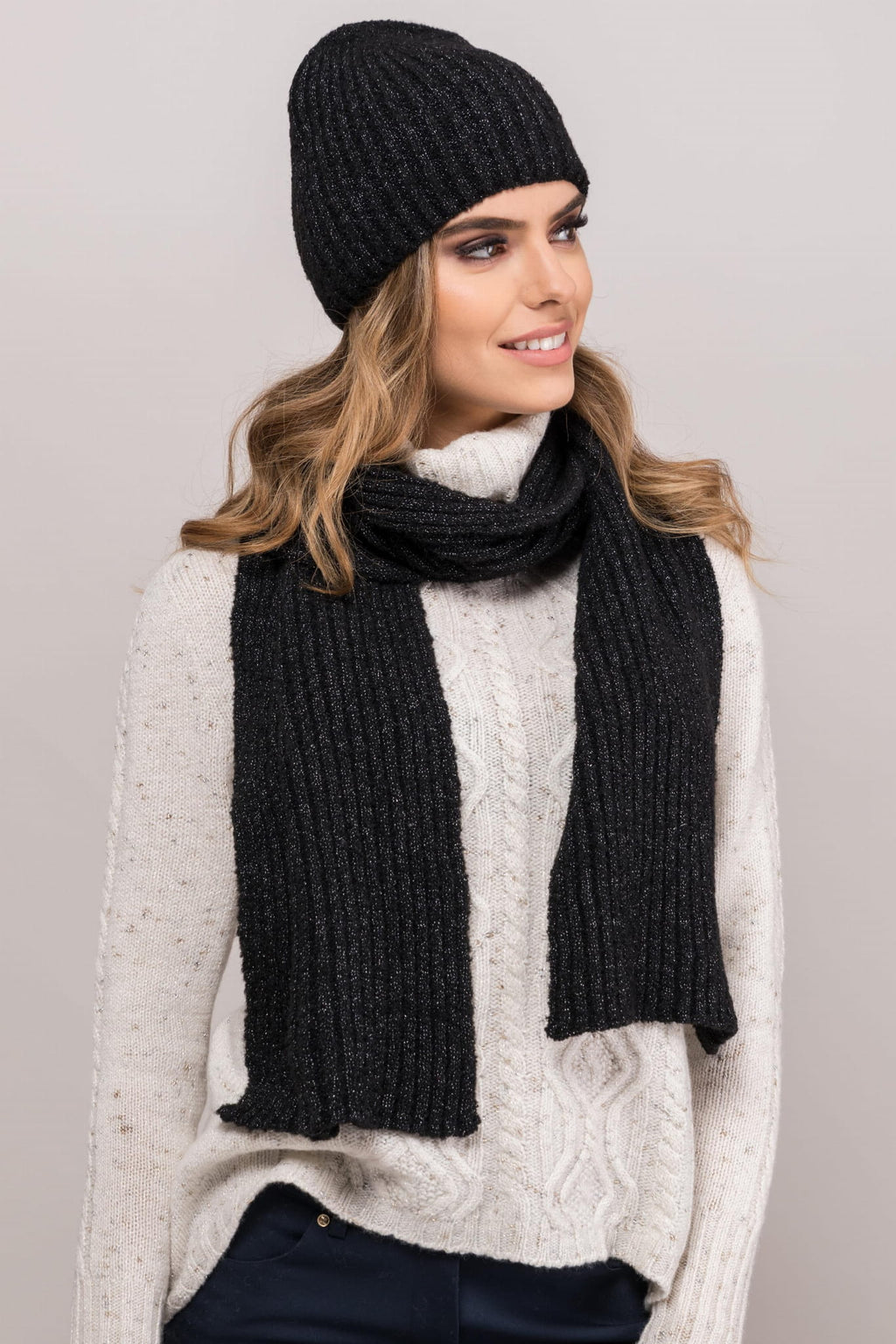 Model: Kadyks-Szalik, Kolor: czarny, Skład materiału: 46% Poliakryl; 22% Poliester; 12% Poliamid; 10% Wełna; 5% Alpaka; 4% Poliester Metalik; 1% Elastan, Przeznaczenie: Jesień/Zima, Wymiary(długość/szerokość): 175cm/20cm