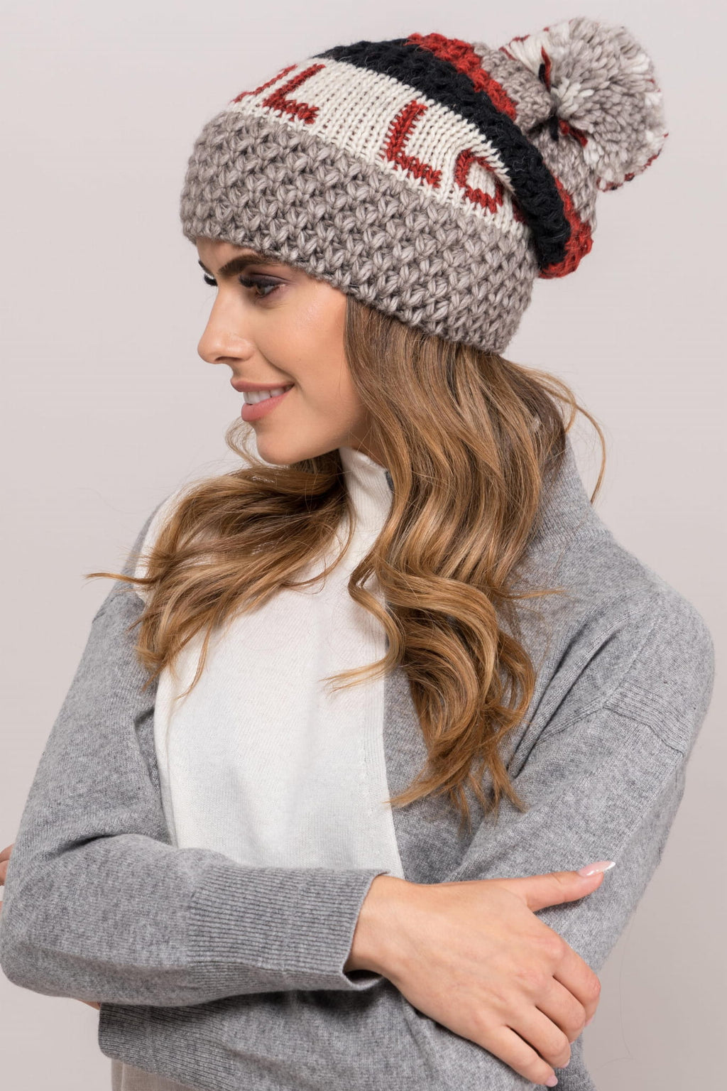 Czapki, Model: Fabia, Kolor: beżowy, Skład materiału: 30% Wełna; 30% Akryl; 20% Alpaka; 20% Moher, Przeznaczenie: Jesień/Zima, Rozmiar: Uniwersalny (54-60) (Czapki, zdjęcie 4)