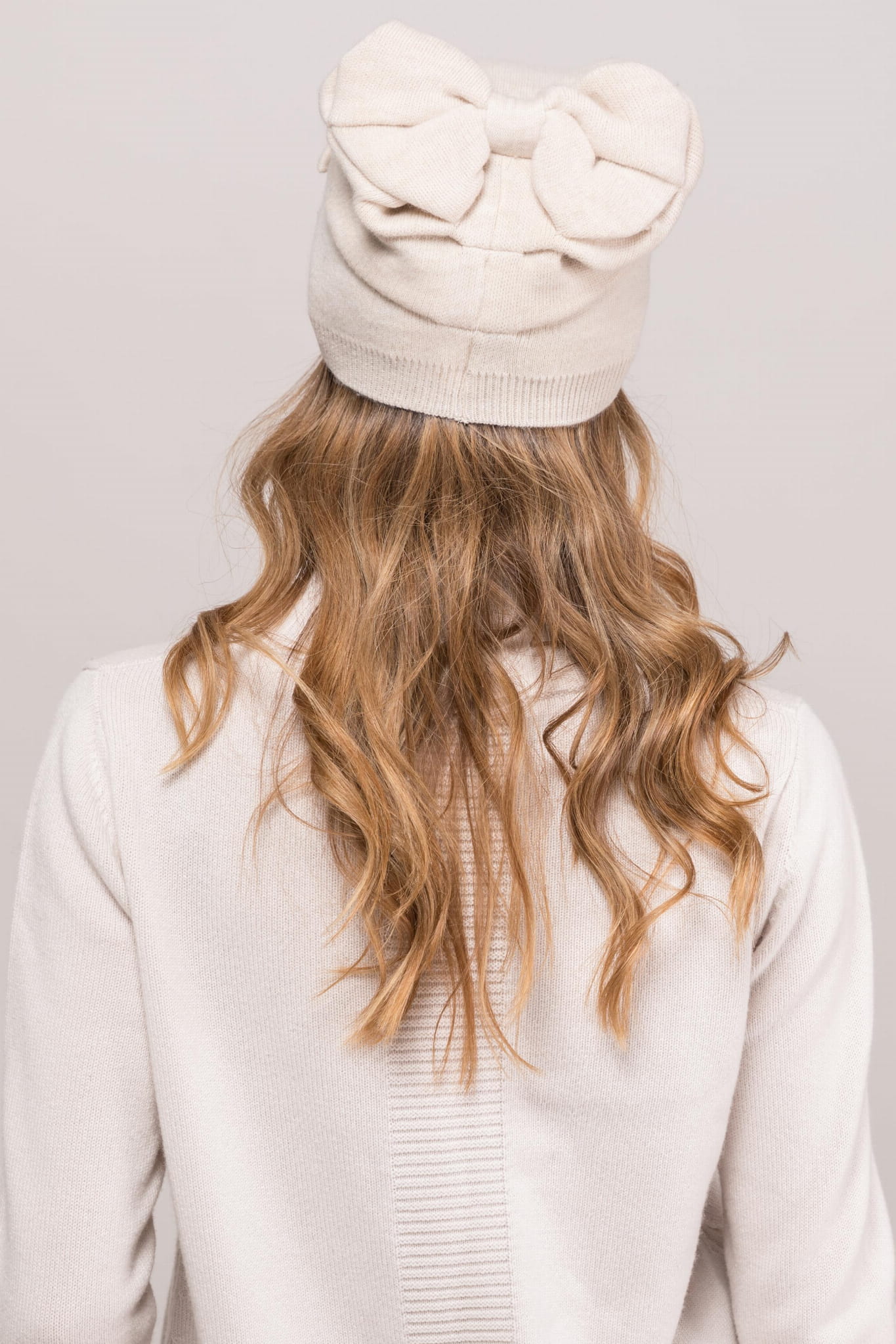 Czapka Damska, Model: Renata, Kolor: beżowy, Skład materiału: 50% Wełna; 20% Alpaka; 20% Akryl; 10% Moher, Rozmiar: Uniwersalny (54-60) (Czapka Damska, zdjęcie 3)