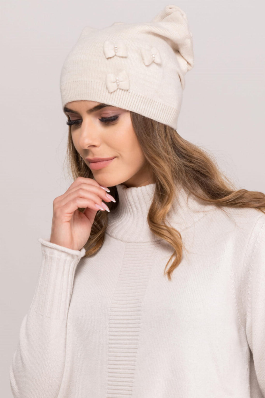 Czapka Damska, Model: Renata, Kolor: beżowy, Skład materiału: 50% Wełna; 20% Alpaka; 20% Akryl; 10% Moher, Rozmiar: Uniwersalny (54-60) (Czapka Damska, zdjęcie 2)