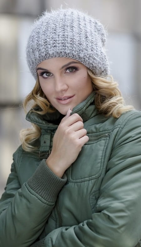 Czapki, Model: Hermina, Kolor: ciemny beżowy, Skład materiału: 25% Poliamid; 20% Moher; 20% Aplaka; 20% Wełna; 15% Akryl, Przeznaczenie: Jesień/Zima, Rozmiar: Uniwersalny (54-60) (Czapki, zdjęcie 3)