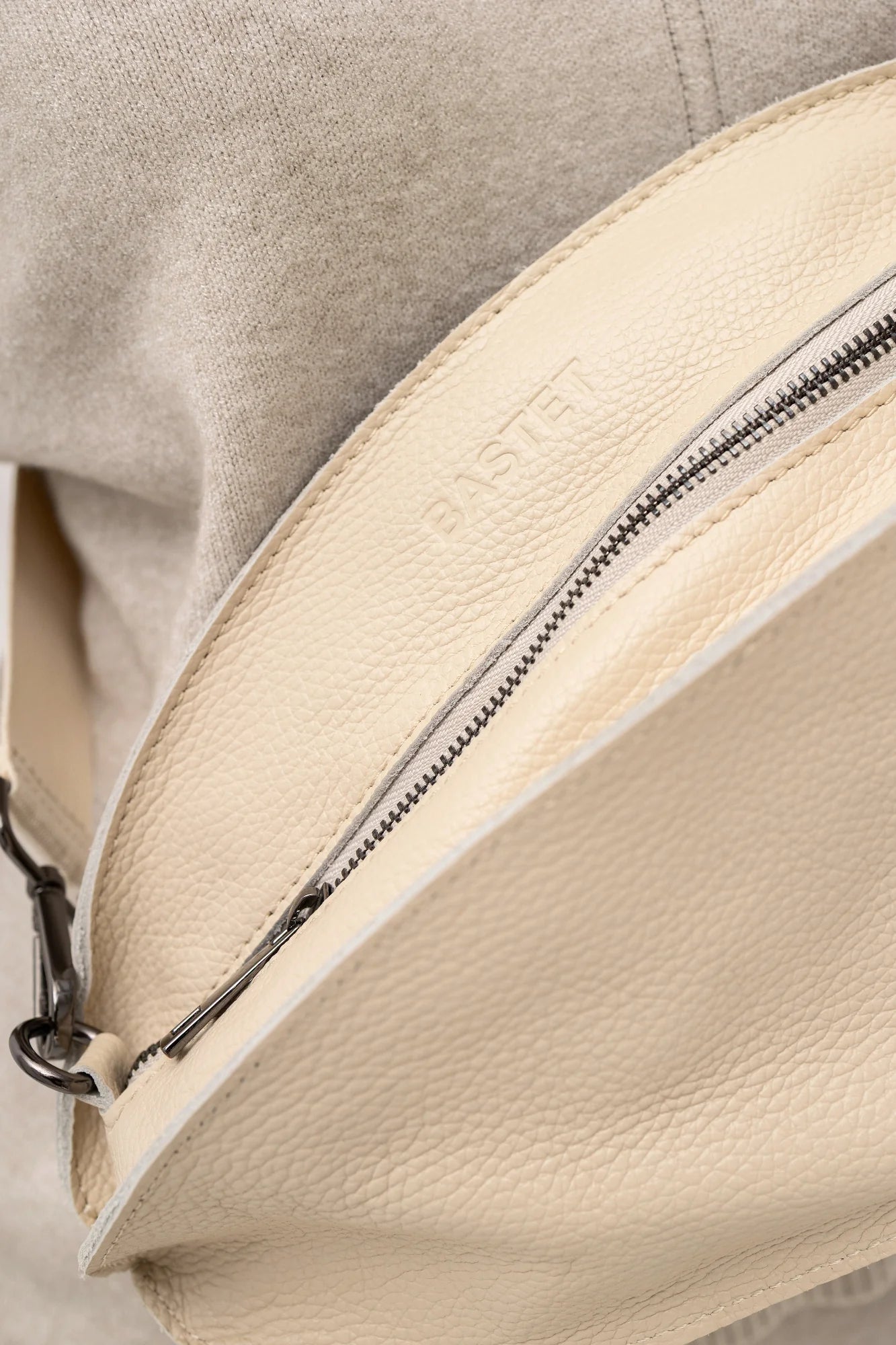 Torebka nerka z naturalnej skóry w kolorze jasny beż z metalowymi grafitowymi elementami | Bastet | Spironik.pl