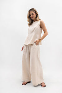 A fitted sleeveless top with a round neckline – elegant minimalism. Color: Light Beige