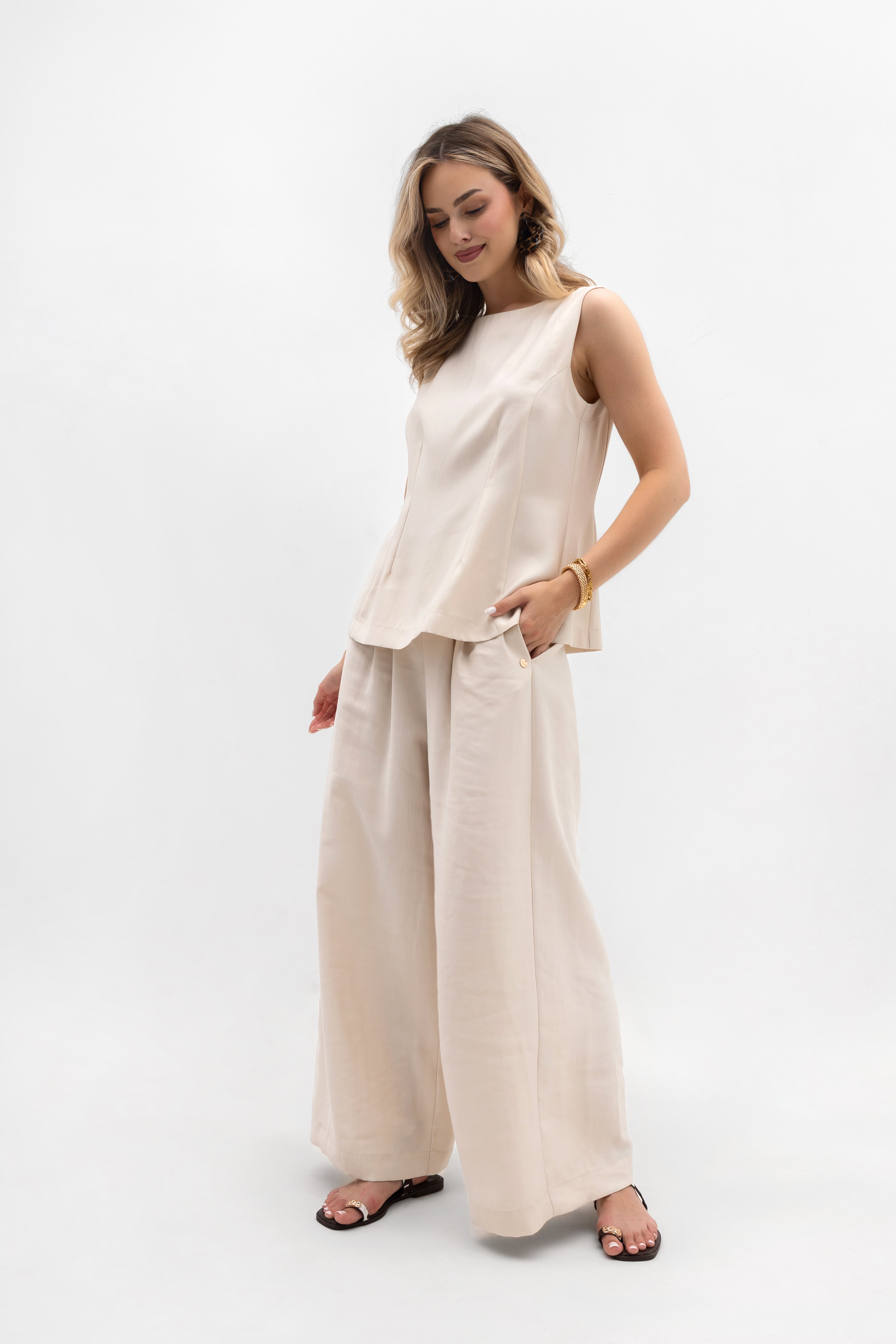 Taliowany top bez rękawów w jasnym beżu z półokrągłym dekoltem, idealny do eleganckich stylizacji | Bastet | Spironik.pl