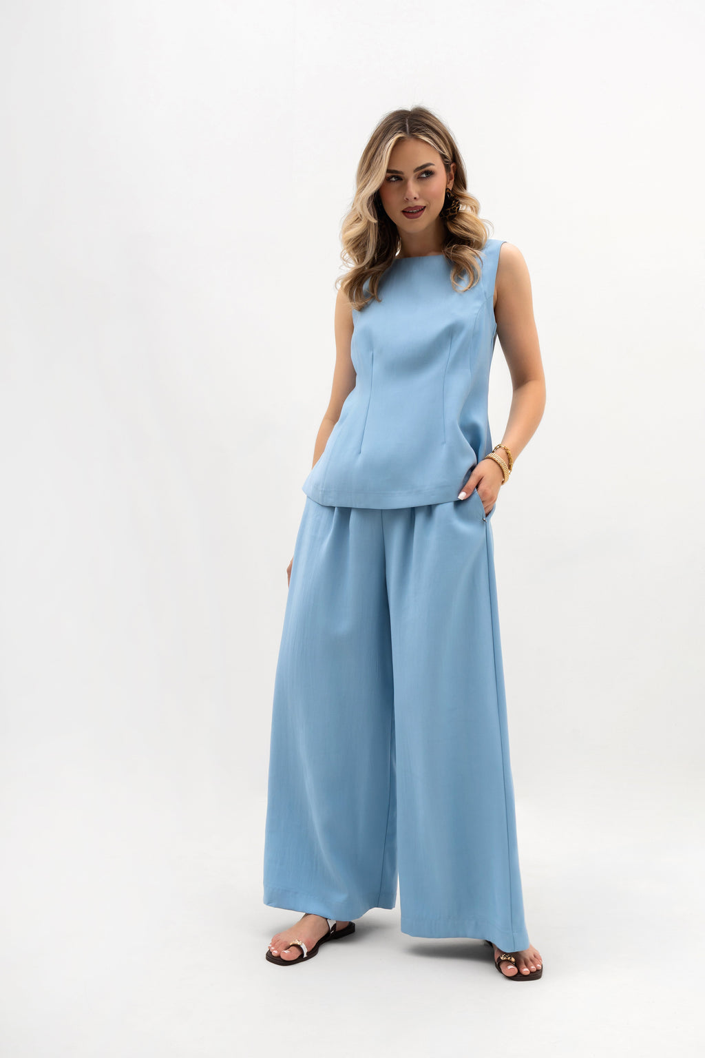 Elegancki top w kolorze błękitnym, wykonany z lejącej tkaniny z wysoką zawartością wiskozy | Bastet | Spironik.pl