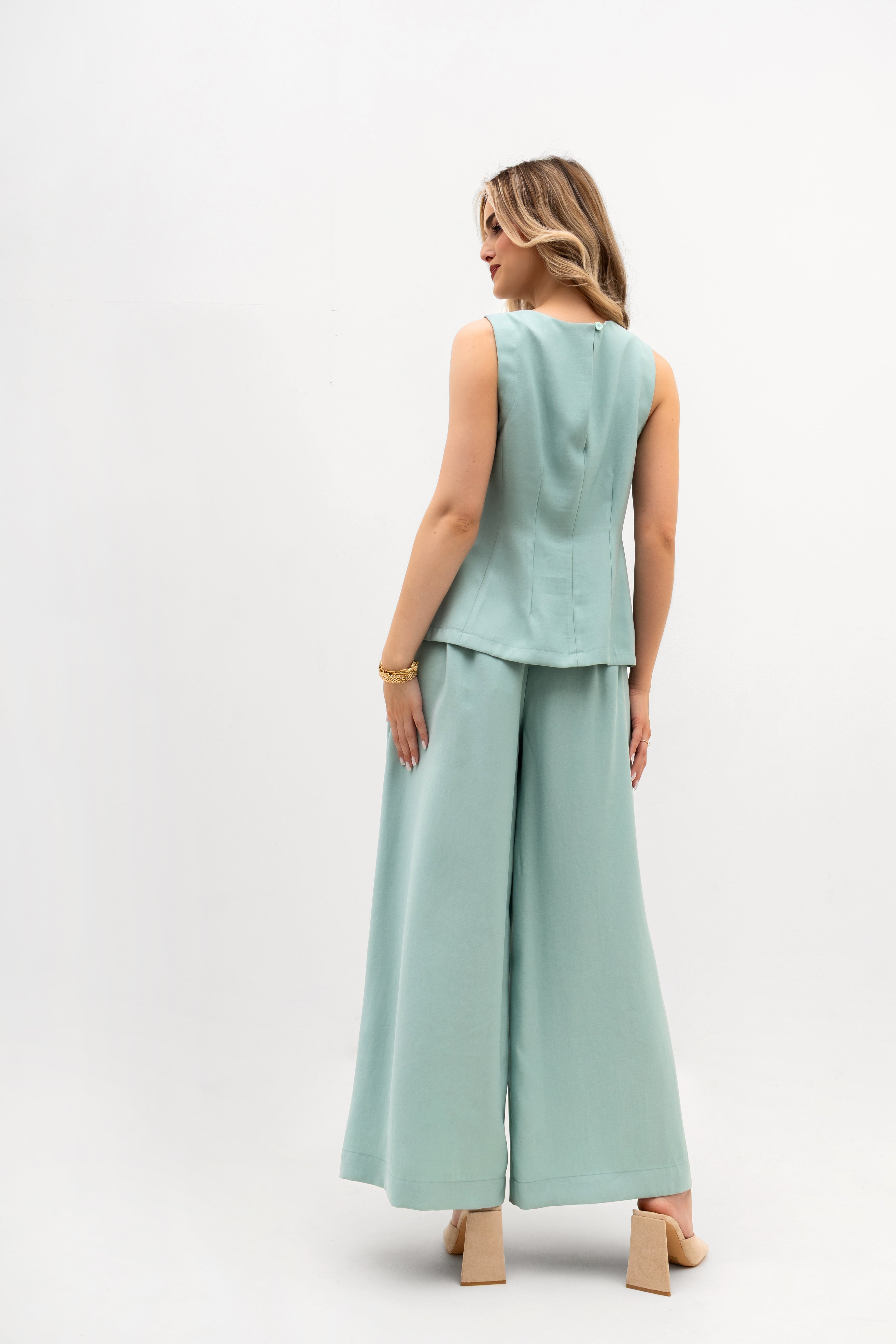 Półokrągły dekolt subtelnie eksponujący szyję w eleganckim wydaniu | Bastet | Spironik.pl