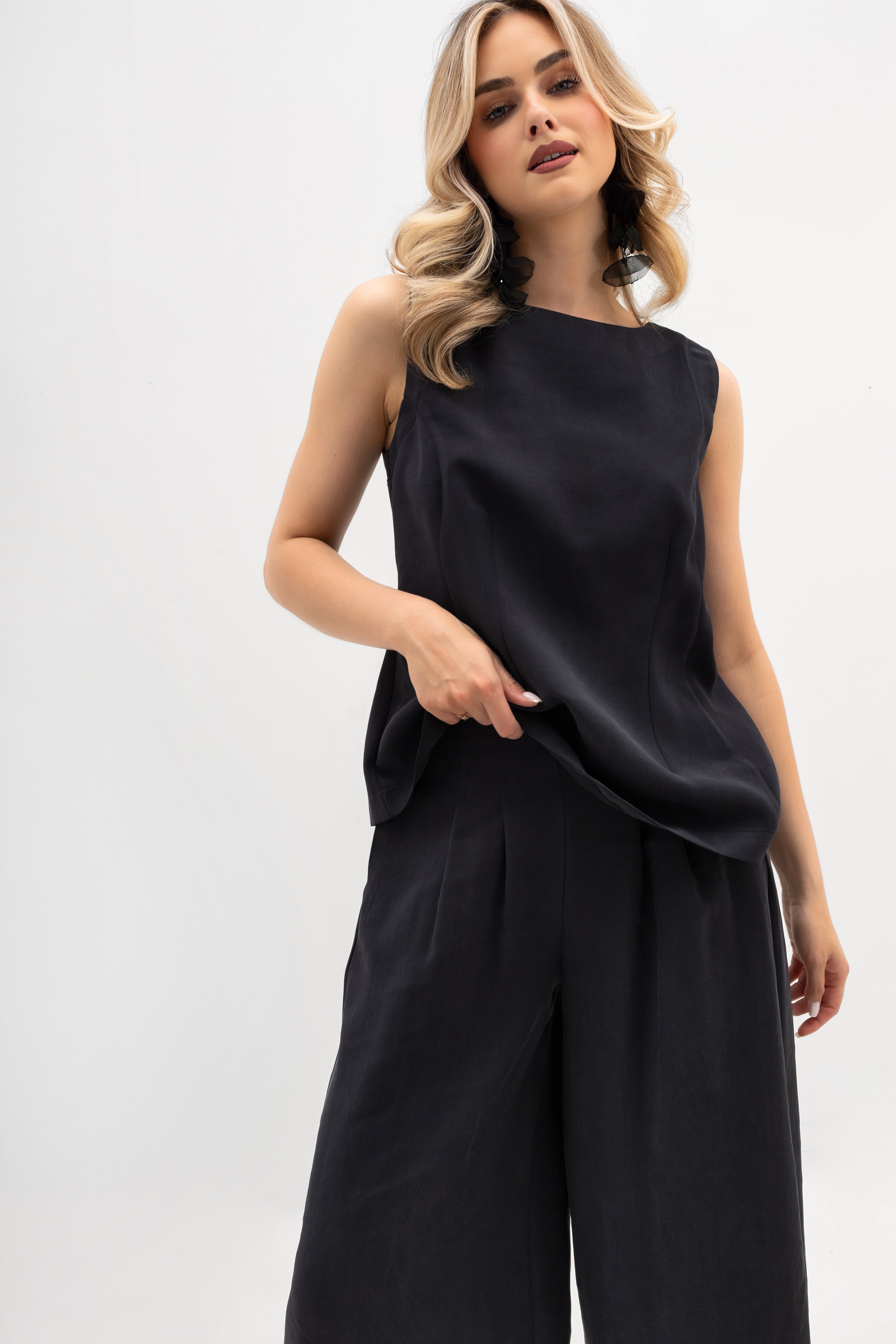 Taliowany top bez rękawów w kolorze grafitowym z półokrągłym dekoltem, idealny do eleganckich stylizacji | Bastet | Spironik.pl