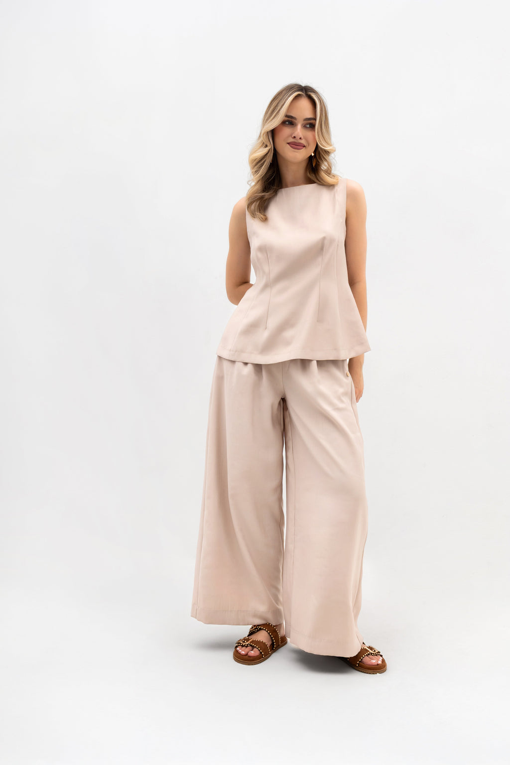Szerokie spodnie damskie w kolorze ciemnego beżu z zakładkami i gumką w pasie dla komfortu i elegancji | Bastet | Spironik.pl