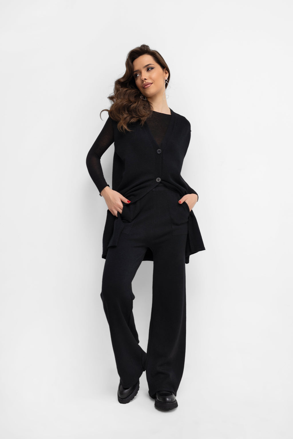 Elegancki komplet z dzianiny, zawierający kamizelkę z dekoltem w szpic i proste spodnie | Bastet | Spironik.pl