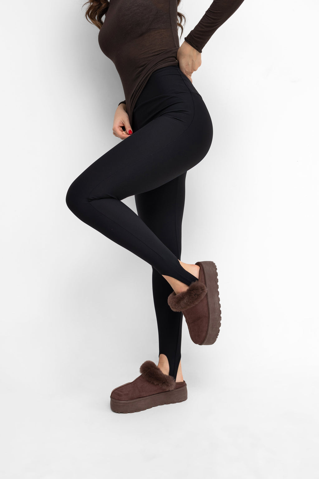 Elastyczne legginsy narciarki w kolorze czarnym z gumkami na stopach, idealne do codziennych stylizacji | Bastet | Spironik.pl