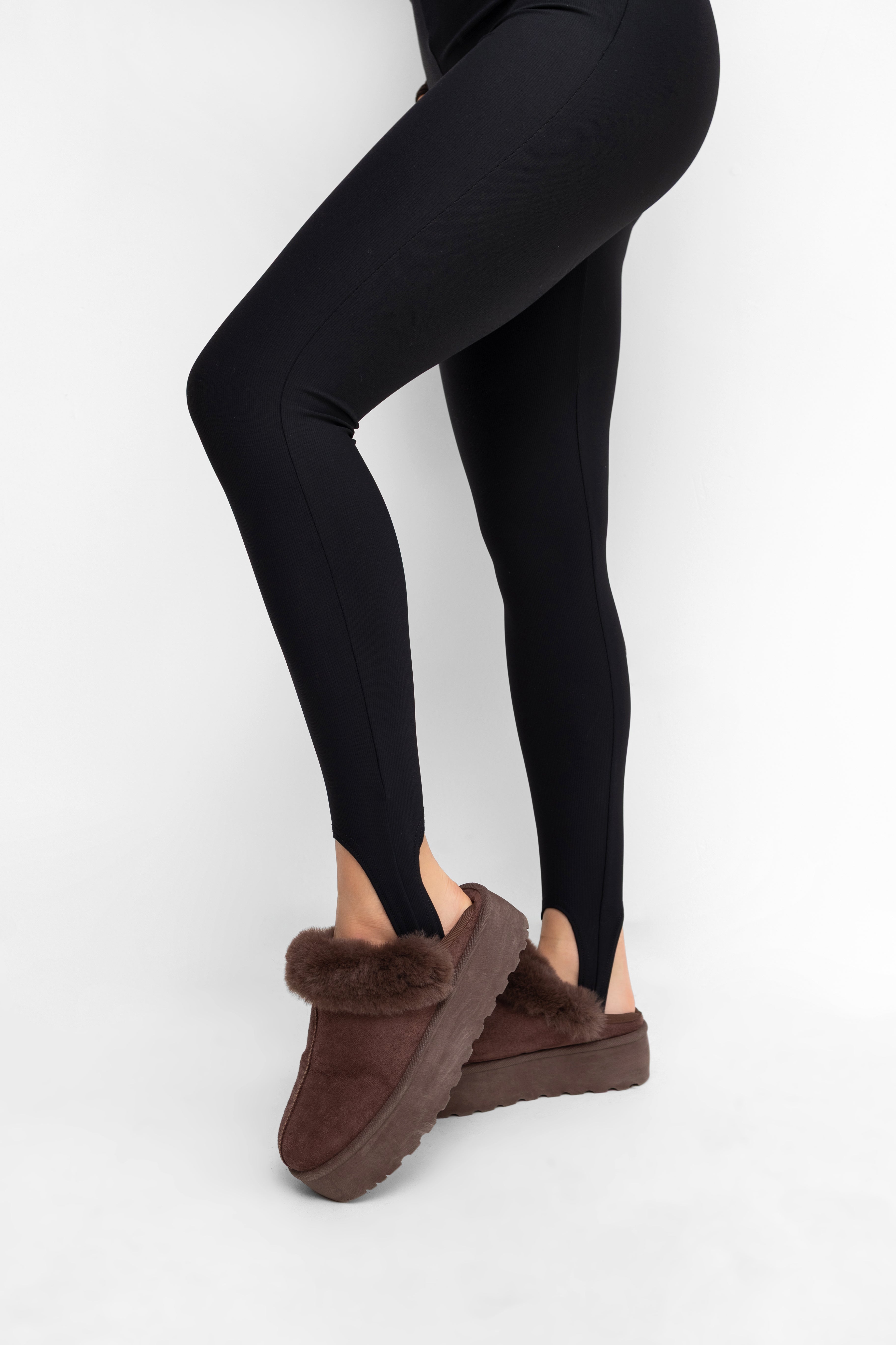 Czarny model legginsów narciarskich z podwójnym pasem i elastycznymi gumkami, zapewniający komfort i dopasowanie | Bastet | Spironik.pl