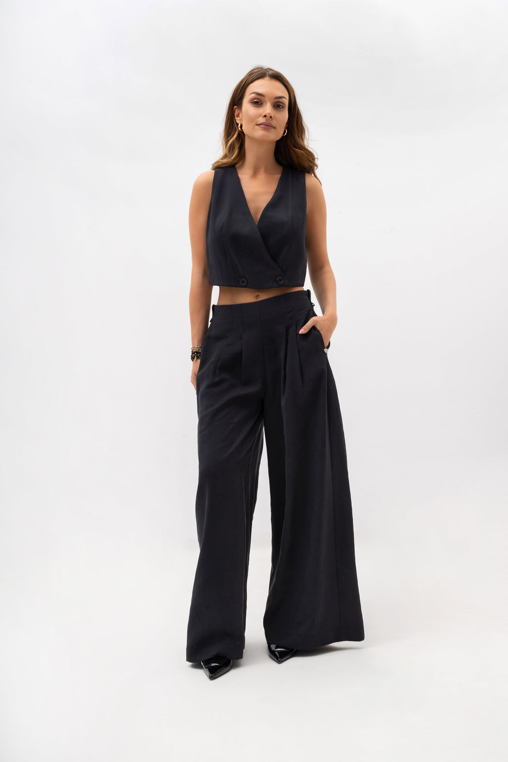 Stylowa kamizelka na dwa guziki, idealna do eleganckich i casualowych stylizacji | Bastet | Spironik.pl