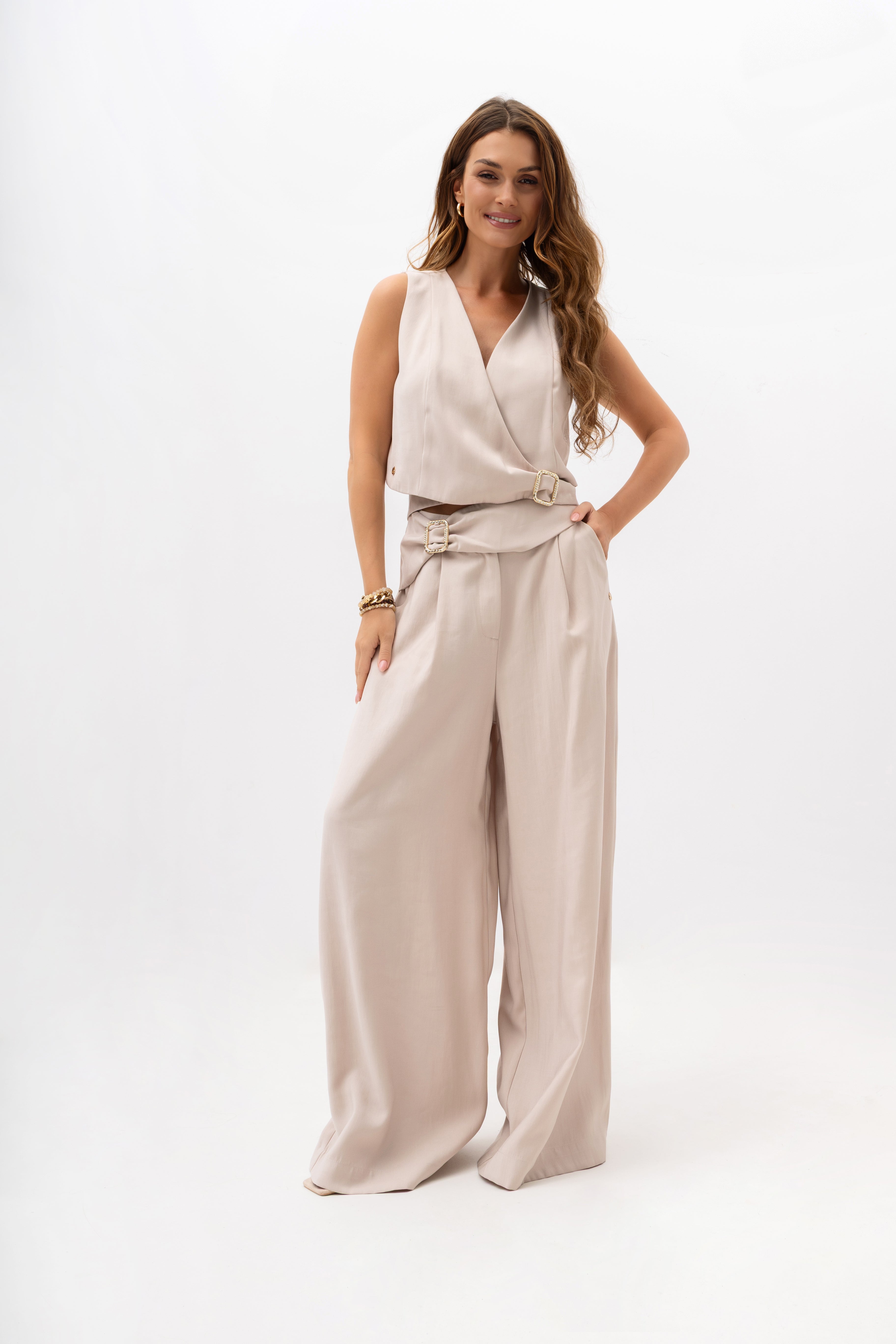 Spodnie damskie w kolorze ciemnego beżu z szerokimi nogawkami i ozdobnym paskiem | Bastet | Spironik.pl