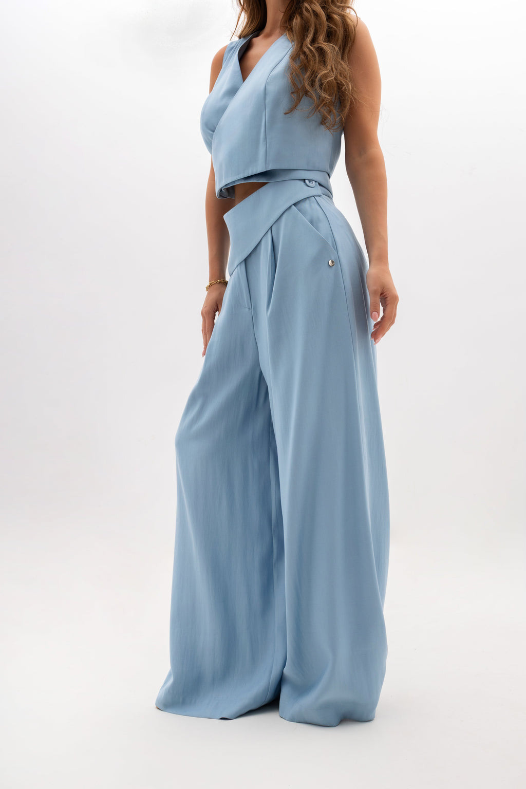 Błękitne spodnie damskie z szerokimi nogawkami i ozdobnym paskiem, idealne do eleganckich stylizacji | Bastet | Spironik.pl