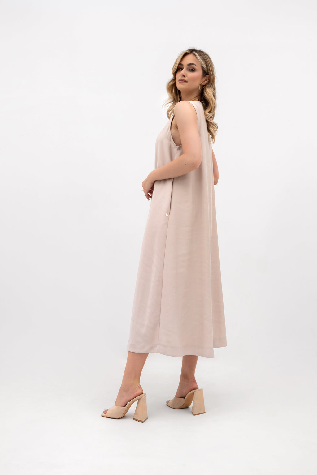 Przewiewna sukienka midi z szerokimi ramiączkami, wykonana z wysokiej jakości mieszanki materiałów | Bastet | Spironik.pl