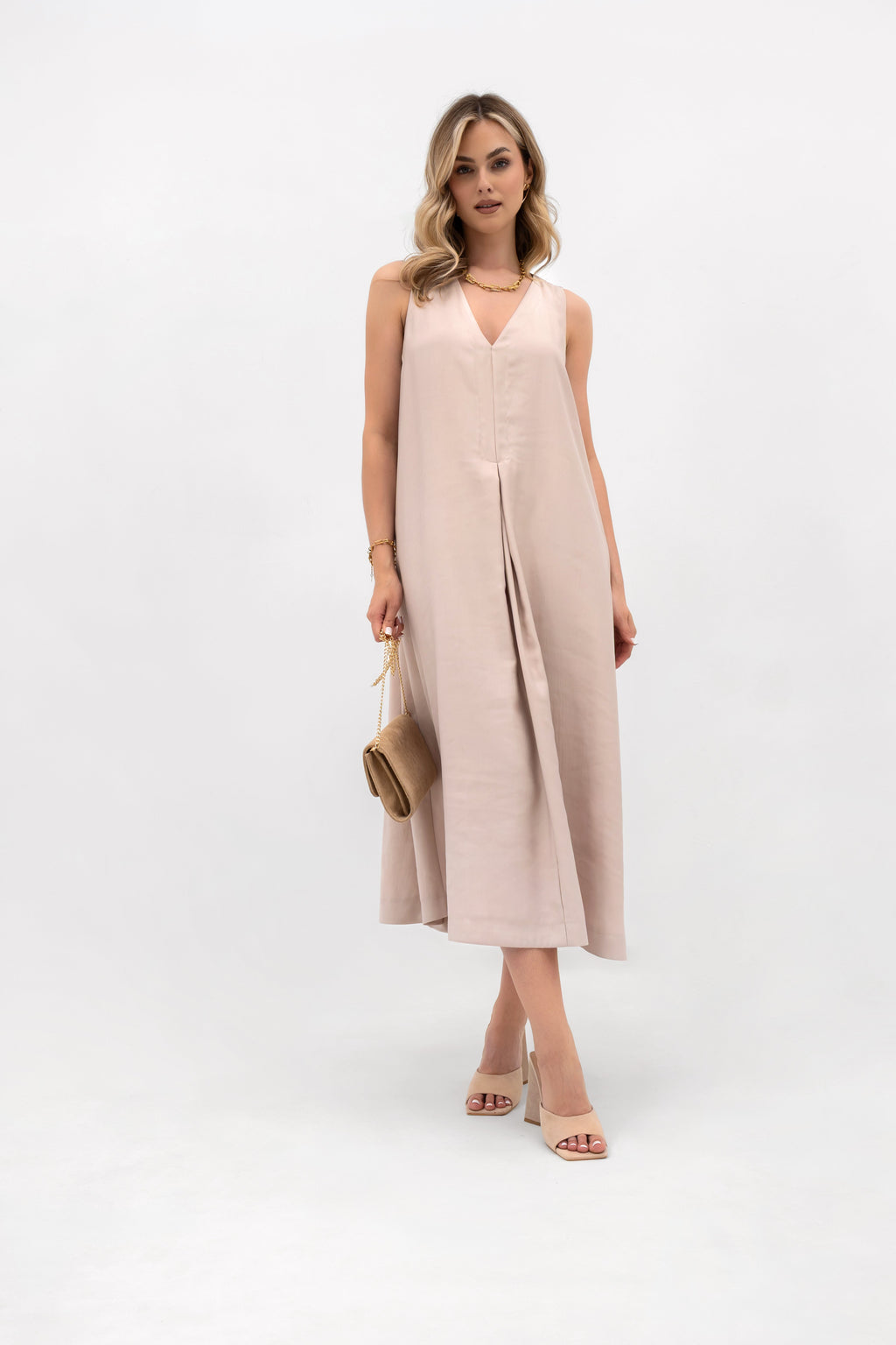Luźna sukienka midi w kolorze ciemnego beżu z dekoltem w serek i praktycznymi kieszeniami | Bastet | Spironik.pl