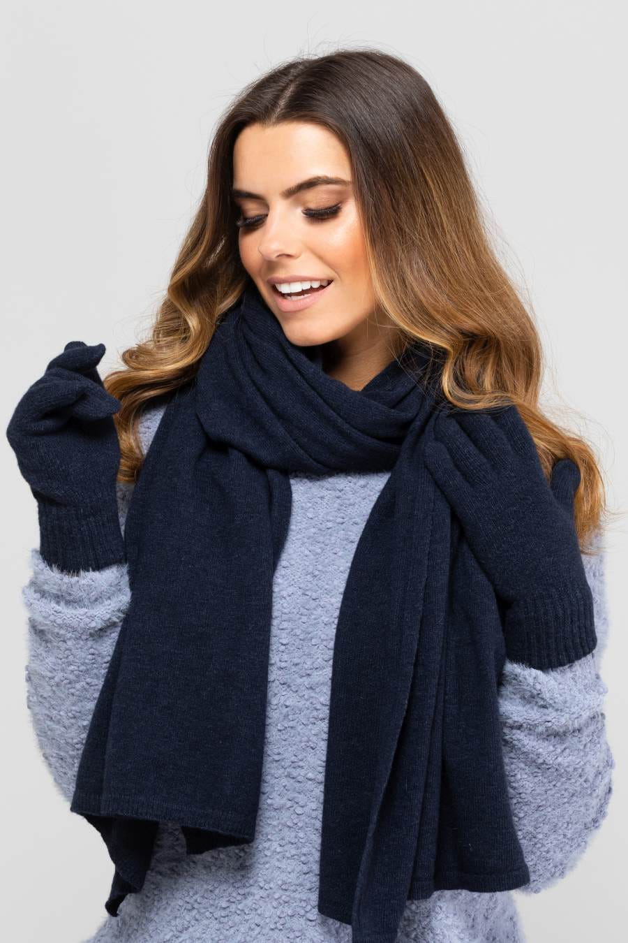 Model: Szalik-01, Kolor: granatowy, Skład materiału: 80% Wełna; 20% Poliamid, Przeznaczenie: Jesień/Zima, Wymiary(długość/szerokość): 180cm/65cm