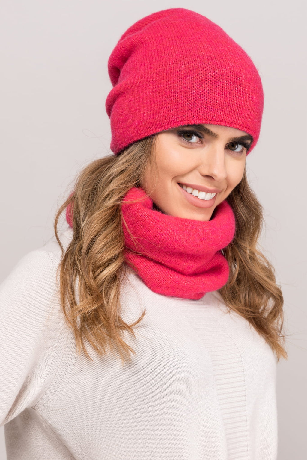 Czapka Damska, Model: Bilbao, Kolor: malinowy, Skład materiału: 45% Poliamid; 15% Merynos Wełna; 14% Poliester; 12% Kid Moher; 12% Wiskoza; 2% Elastan, Przeznaczenie: Jesień/Zima, Rozmiar: Uniwersalny (54-60) (Czapka Damska, zdjęcie 3)