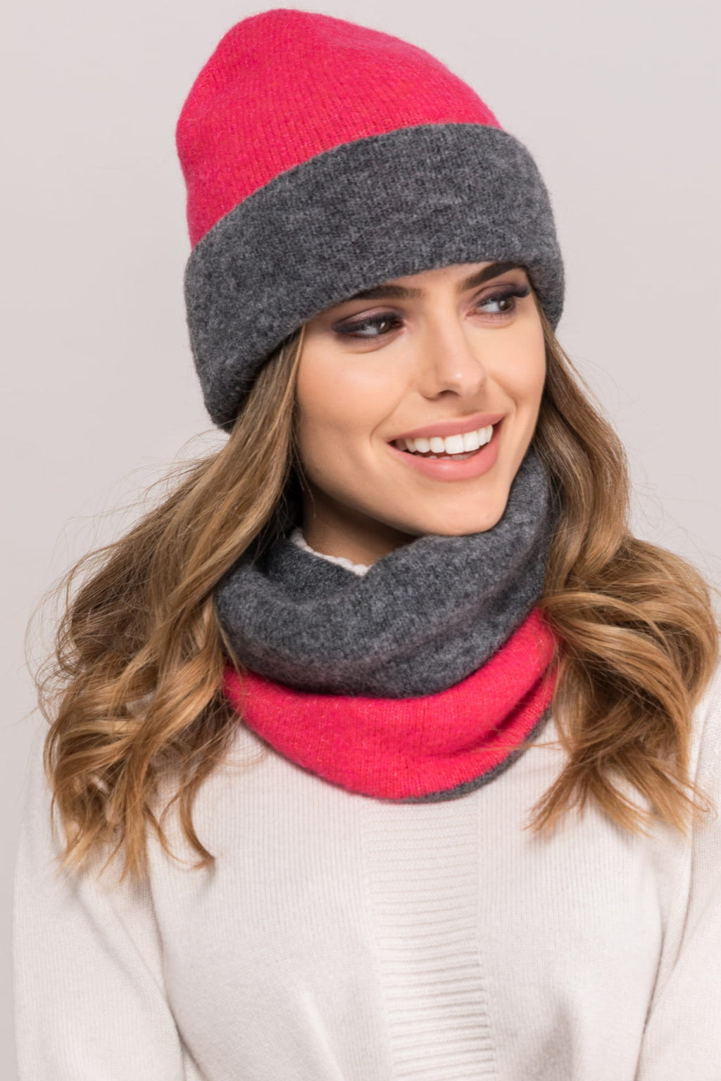 Czapka Damska, Model: Bilbao, Kolor: malinowy, Skład materiału: 45% Poliamid; 15% Merynos Wełna; 14% Poliester; 12% Kid Moher; 12% Wiskoza; 2% Elastan, Przeznaczenie: Jesień/Zima, Rozmiar: Uniwersalny (54-60) (Czapka Damska, zdjęcie 4)