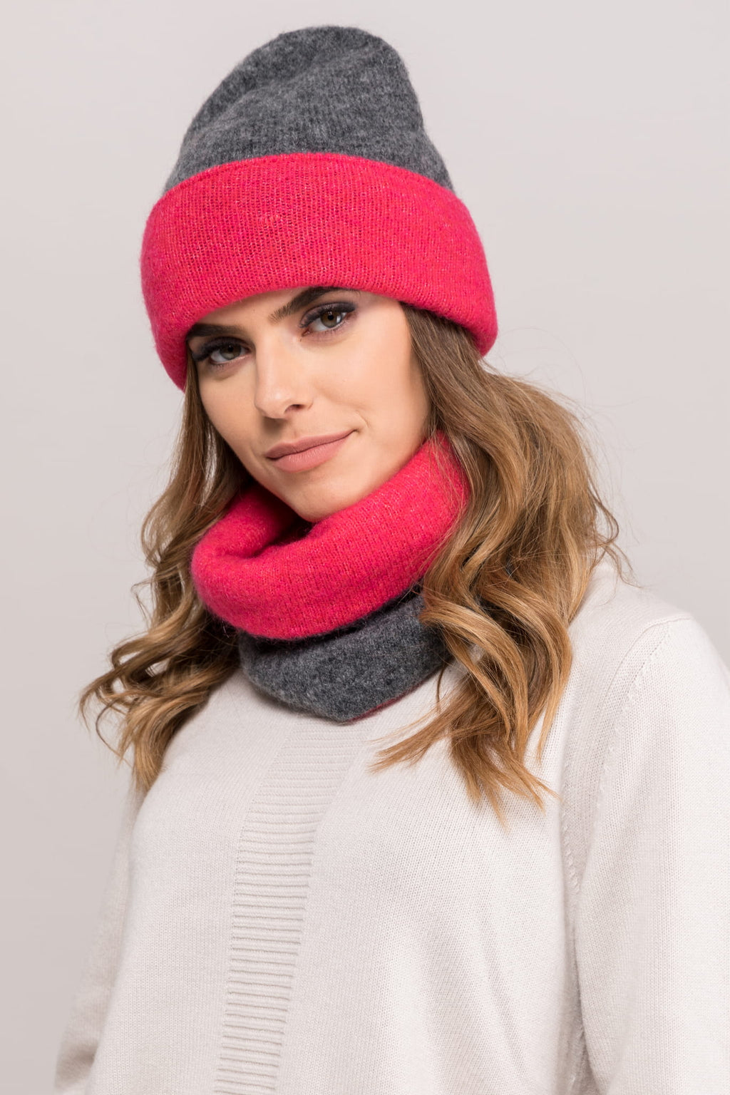 Czapka Damska, Model: Bilbao, Kolor: malinowy, Skład materiału: 45% Poliamid; 15% Merynos Wełna; 14% Poliester; 12% Kid Moher; 12% Wiskoza; 2% Elastan, Przeznaczenie: Jesień/Zima, Rozmiar: Uniwersalny (54-60) (Czapka Damska, zdjęcie 2)