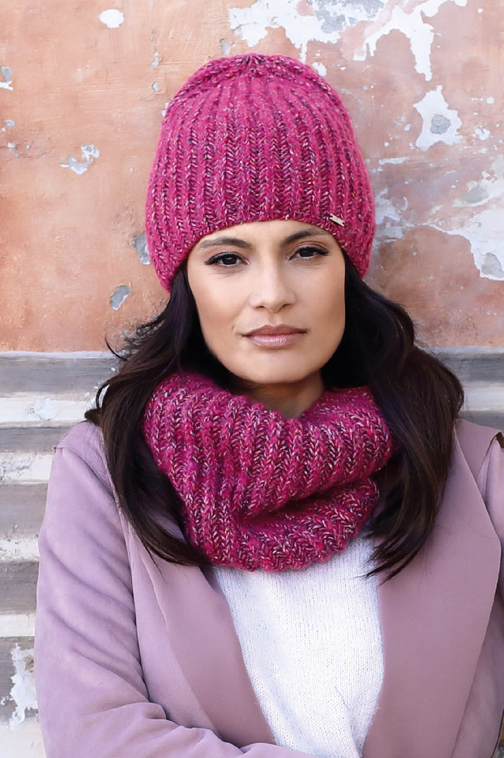 Czapki, Model: Alicante, Kolor: malinowy, Skład materiału: 26% Poliakryl; 24% Wełna; 16% Poliamid; 15% Poliester; 9%  Bawełna; 7% Jedwab; 3% Wiskoza, Przeznaczenie: Jesień/Zima, Rozmiar: Uniwersalny (54-60) (Czapki, zdjęcie 2)