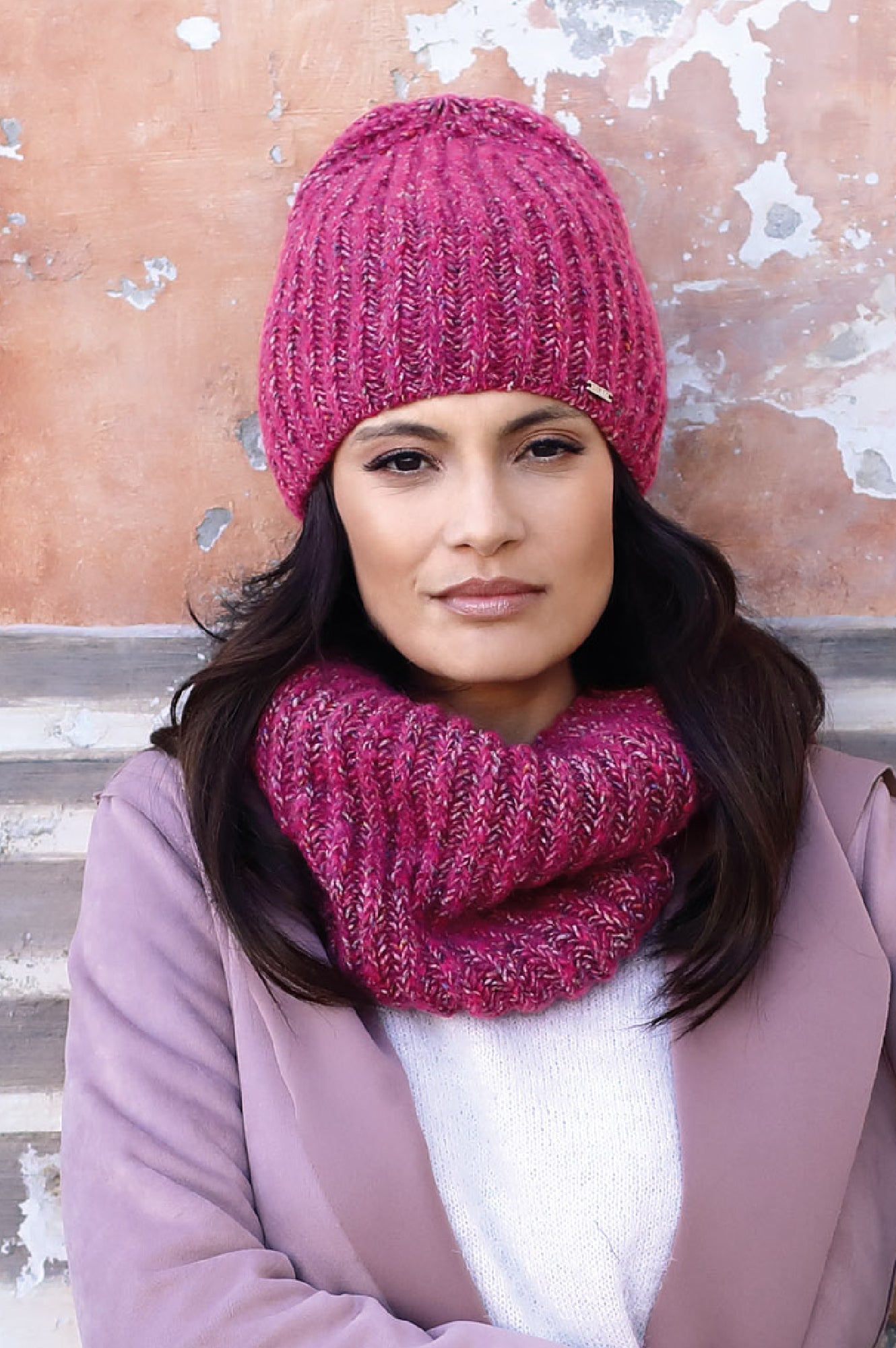 Czapki, Model: Alicante, Kolor: malinowy, Skład materiału: 26% Poliakryl; 24% Wełna; 16% Poliamid; 15% Poliester; 9%  Bawełna; 7% Jedwab; 3% Wiskoza, Przeznaczenie: Jesień/Zima, Rozmiar: Uniwersalny (54-60) (Czapki, zdjęcie 2)