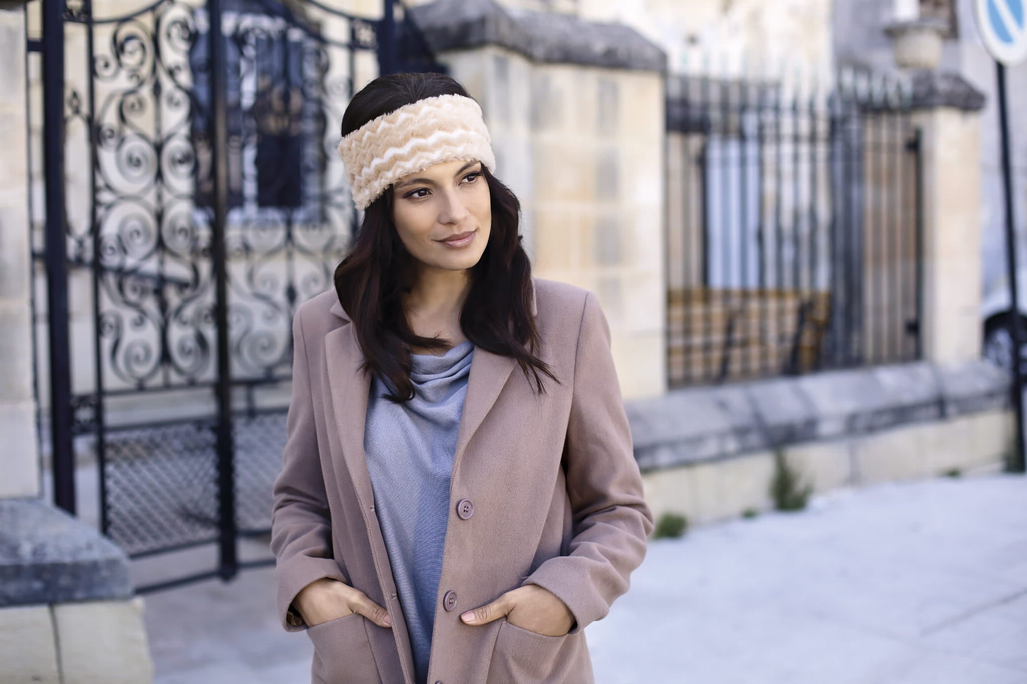 Opaska Damska, Model: Vermont-Opaska, Kolor: beżowy, Skład materiału: 56% Akryl; 30% Wełna; 14% Poliester, Rozmiar: Uniwersalny (54-60) (Opaska Damska, zdjęcie 3)