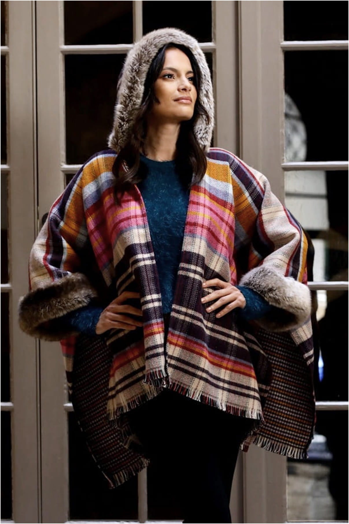 Ponczo, Model: Ponczo Kaptur-Futro JACKET SOFT, Kolor: mix kolorowy, Skład materiału: 85% Poliakryl; 15% Wełna, Przeznaczenie: Jesień/Zima