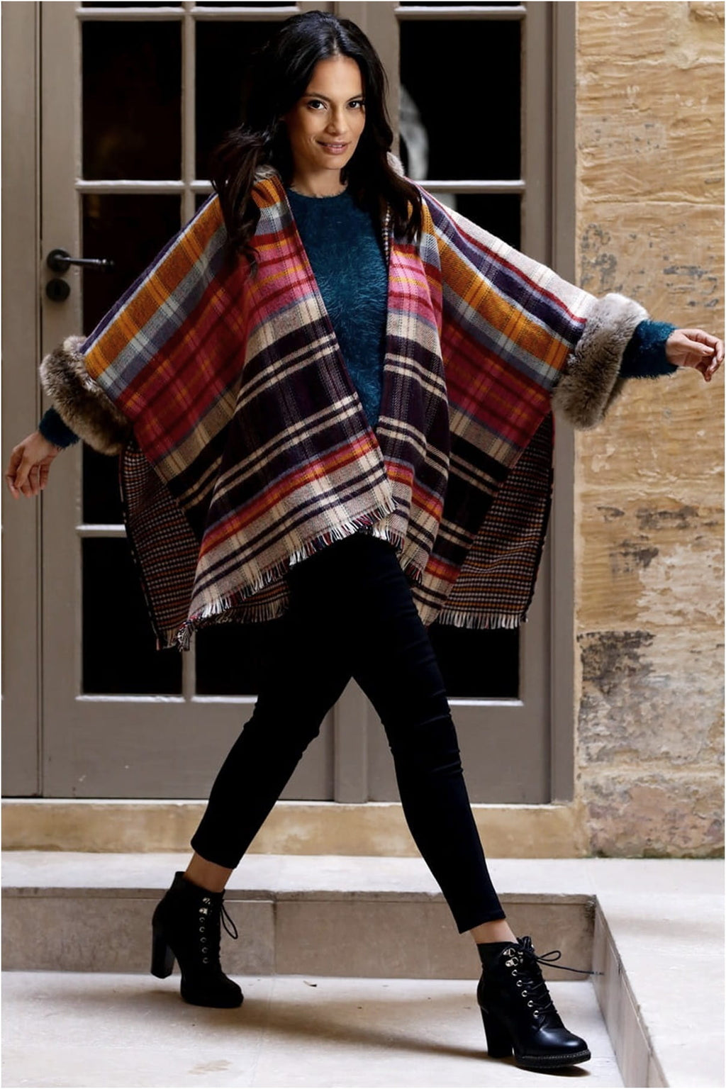 Ponczo, Model: Ponczo Kaptur-Futro JACKET SOFT, Kolor: mix kolorowy, Skład materiału: 85% Poliakryl; 15% Wełna, Przeznaczenie: Jesień/Zima (Ponczo, zdjęcie 2)