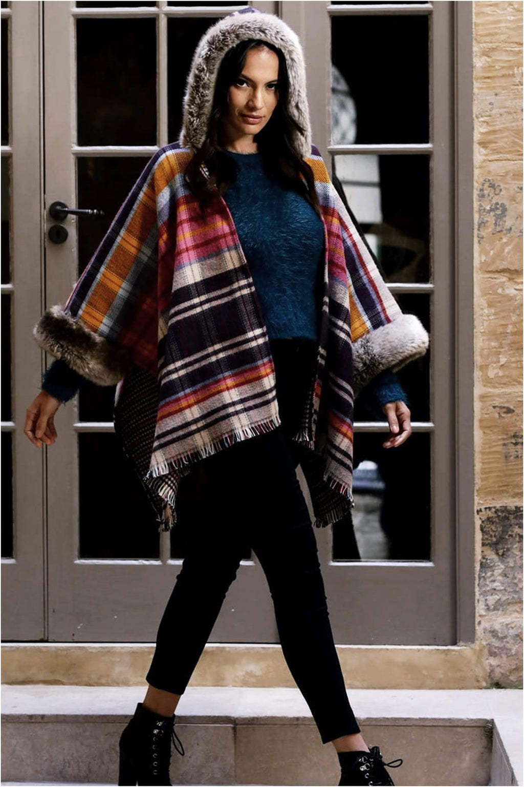 Ponczo, Model: Ponczo Kaptur-Futro JACKET SOFT, Kolor: mix kolorowy, Skład materiału: 85% Poliakryl; 15% Wełna, Przeznaczenie: Jesień/Zima (Ponczo, zdjęcie 3)