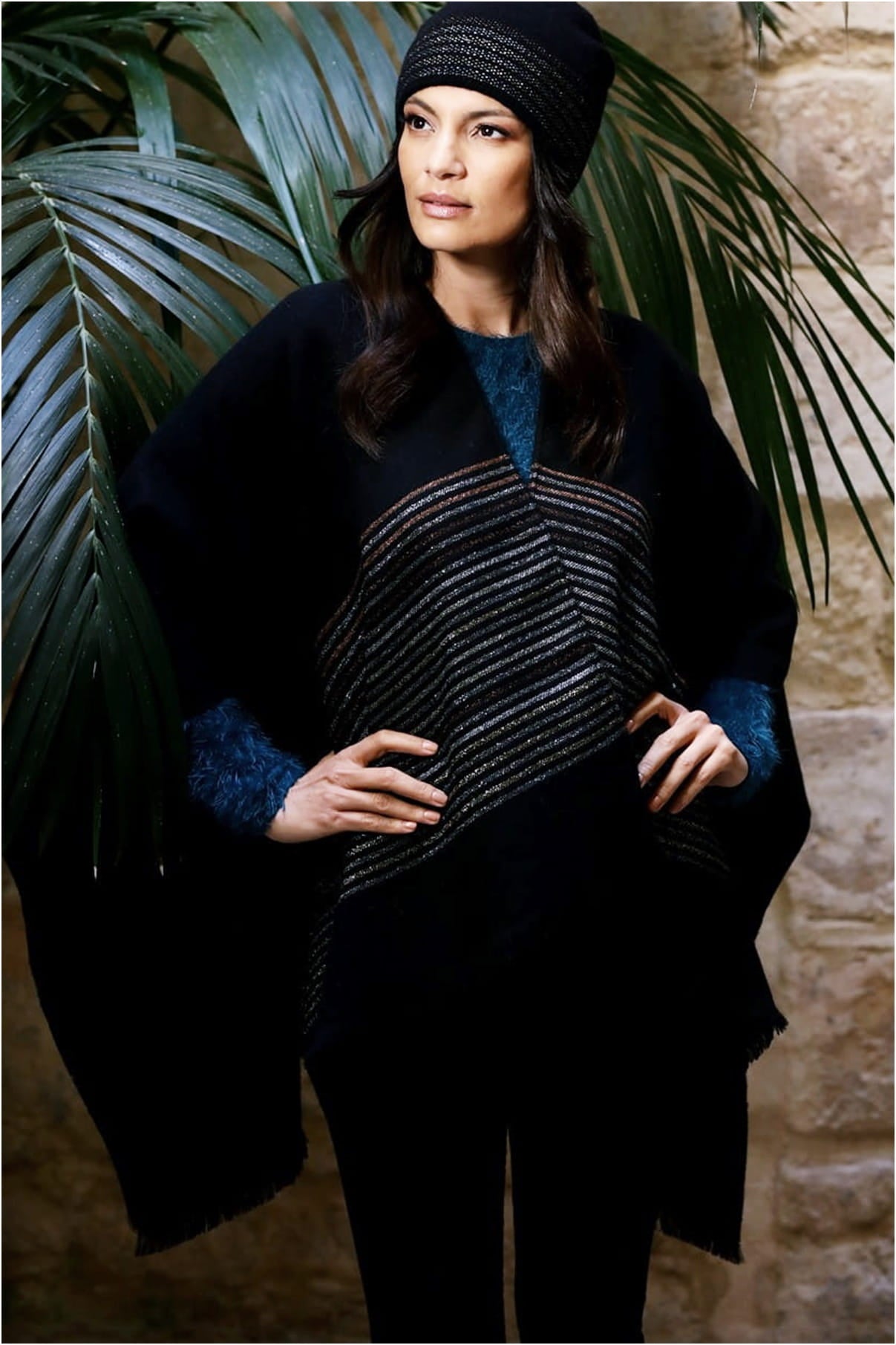 Ponczo, Model: Ponczo Luminescent Frędzle Kordowa, Kolor: czarny, Skład materiału: 98% Poliakryl; 2% Poliamid, Przeznaczenie: Jesień/Zima