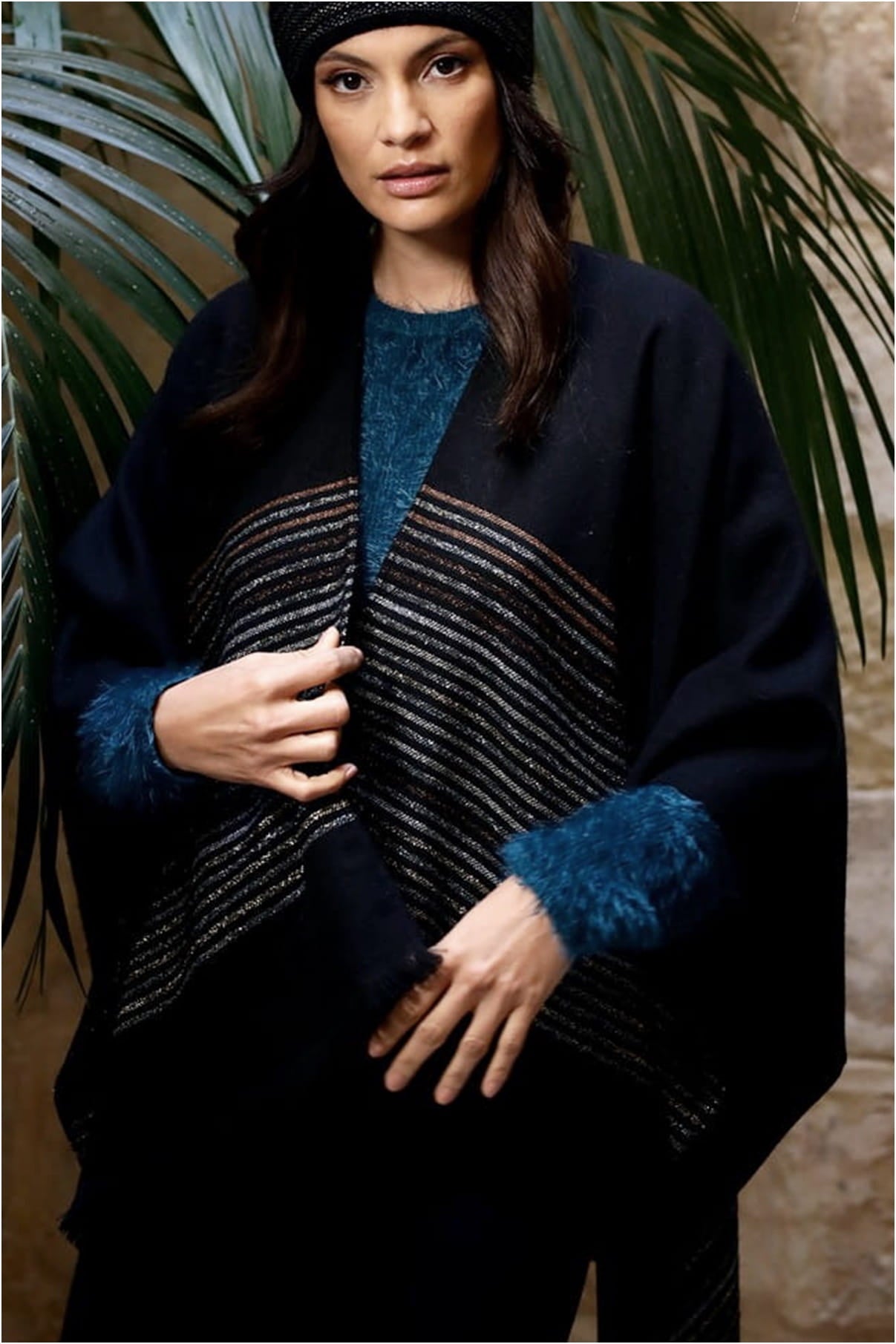 Ponczo, Model: Ponczo Luminescent Frędzle Kordowa, Kolor: czarny, Skład materiału: 98% Poliakryl; 2% Poliamid, Przeznaczenie: Jesień/Zima (Ponczo, zdjęcie 2)