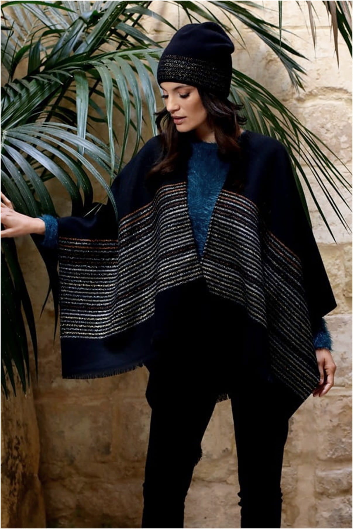 Ponczo, Model: Ponczo Luminescent Frędzle Kordowa, Kolor: czarny, Skład materiału: 98% Poliakryl; 2% Poliamid, Przeznaczenie: Jesień/Zima (Ponczo, zdjęcie 3)