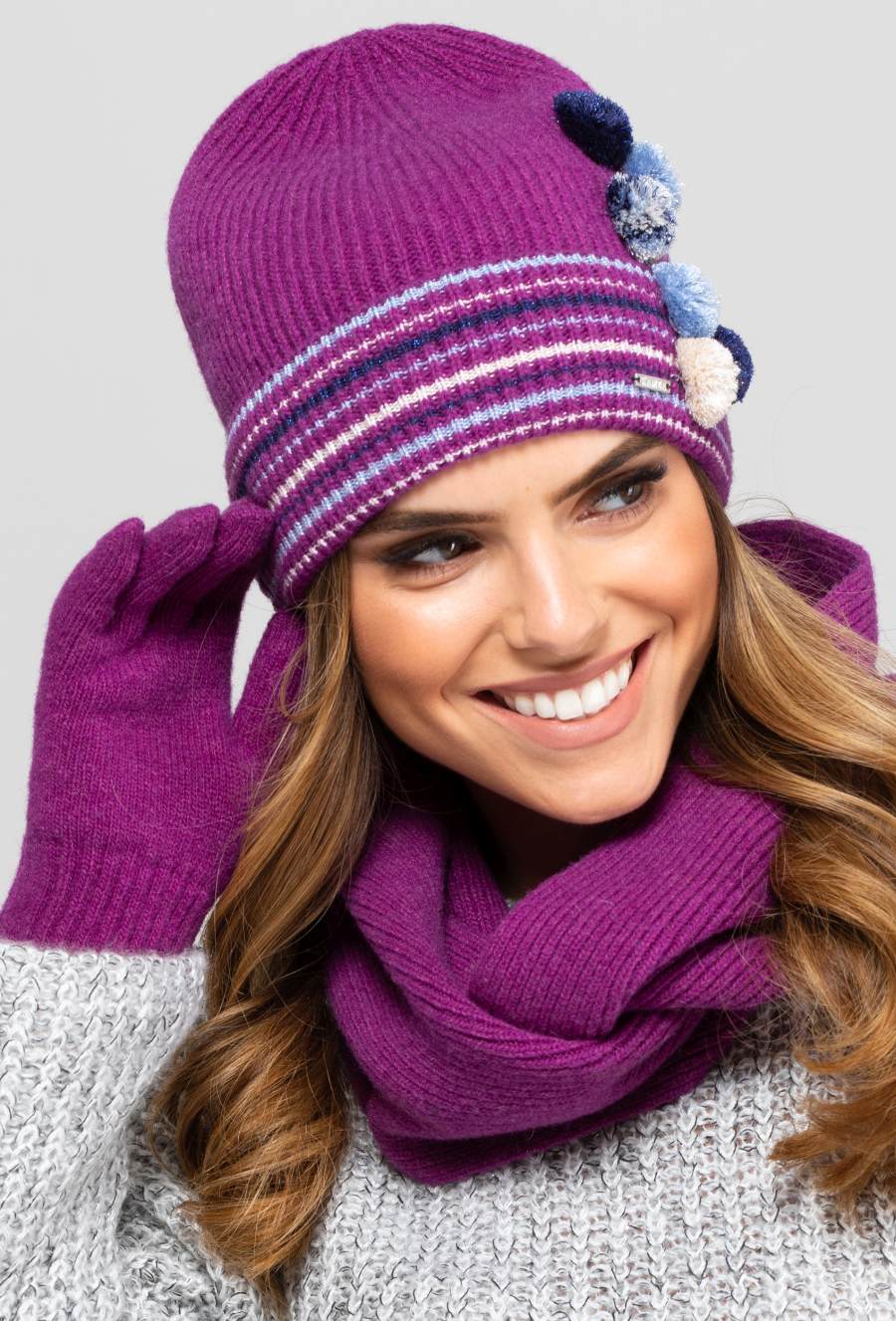 Detal czapki Kolorado z fuksjowym kolorem i małymi pomponami, wykonana z wełny | KAMEA | Spironik.pl