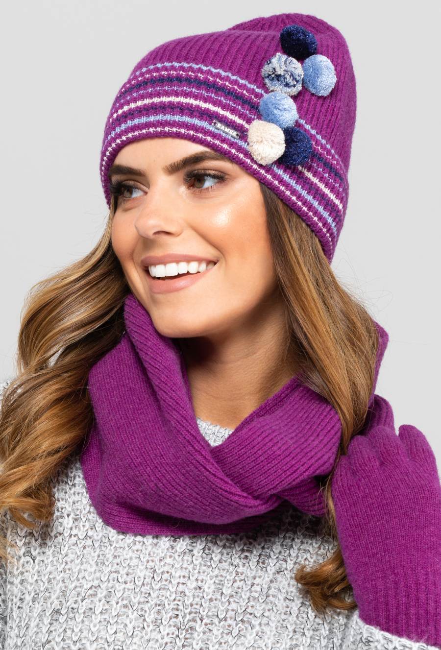 Czapka damska Kolorado w fuksji, widok z boku, z wąskimi pasami w harmonijnych barwach | KAMEA | Spironik.pl