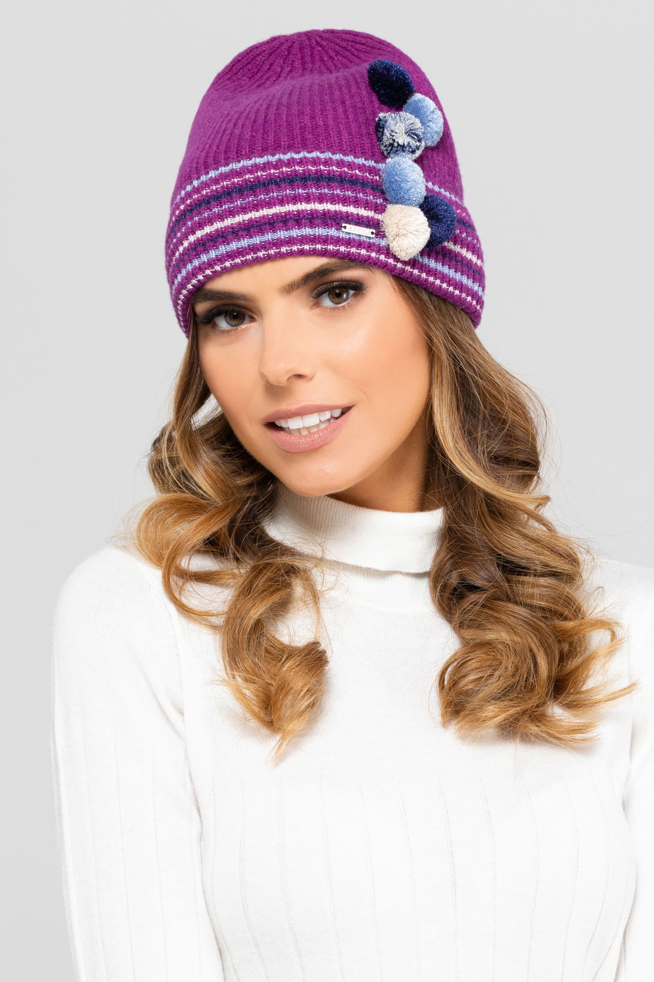 Zimowa czapka Kolorado w fuksji, miękka i przyjemna w dotyku, idealna na chłodne dni | KAMEA | Spironik.pl