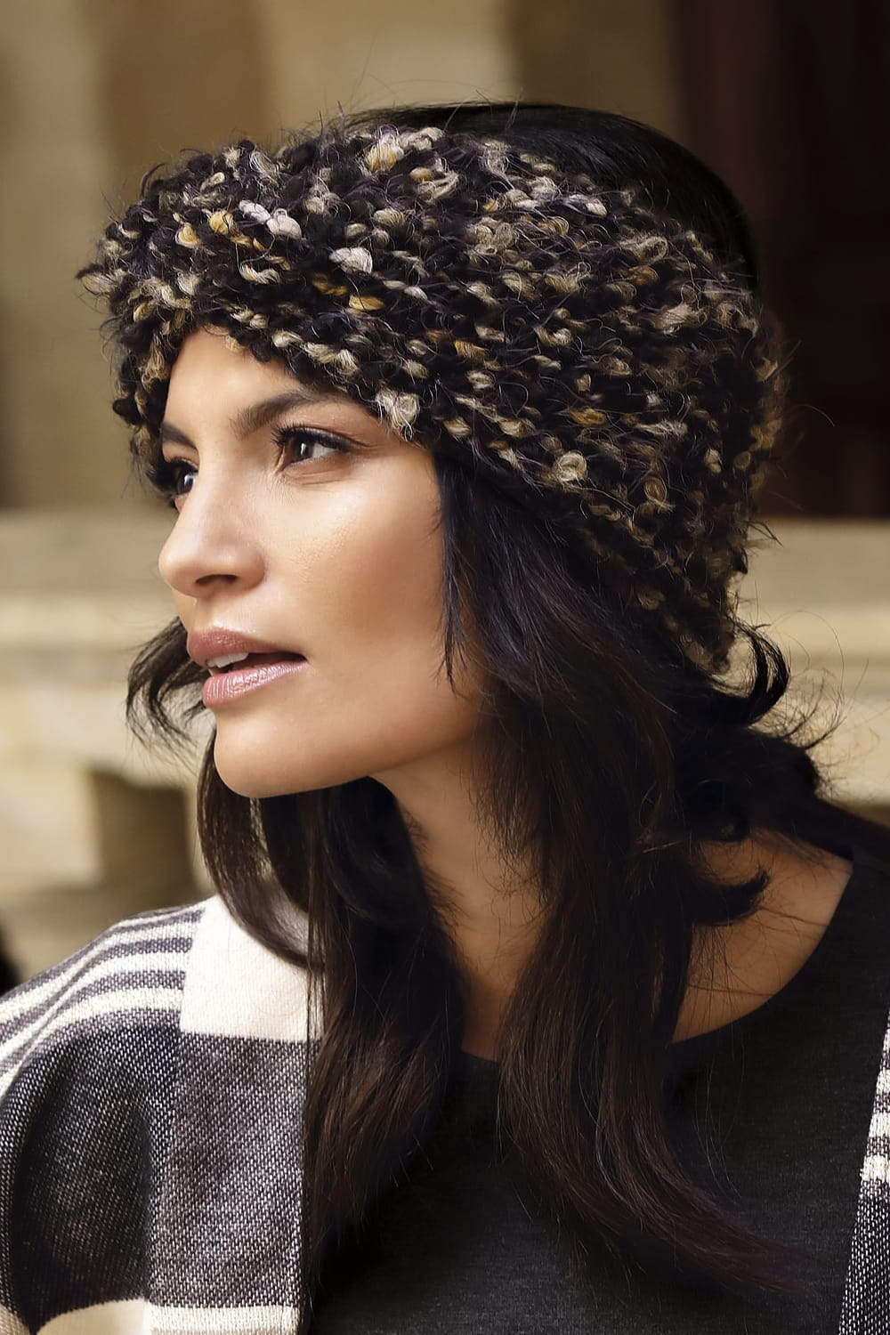 Opaska Damska, Model: Carini-Opaska, Kolor: czarny, Skład materiału: 50% Wełna; 35% Poliamid; 15% Poliester; Podszewka: 100% Poliester, Przeznaczenie: Jesień/Zima, Rozmiar: Uniwersalny (54-60) (Opaska Damska, zdjęcie 2)