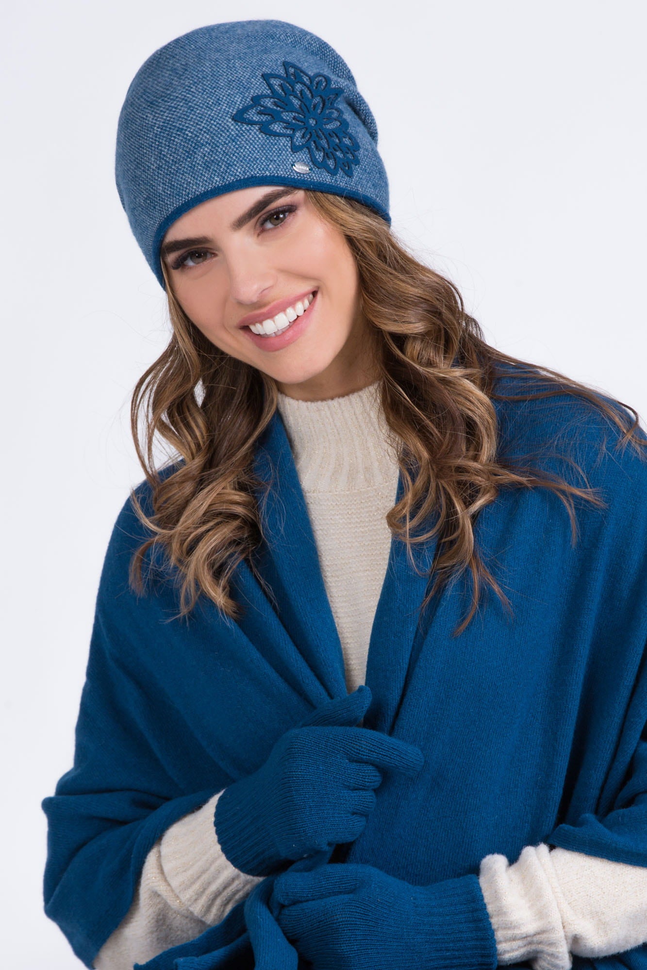 Detal czapki DELTA z wzorem w pepitkę oraz intensywnym brzegiem, dostępna w uniwersalnym rozmiarze 54-60 | KAMEA | Spironik.pl