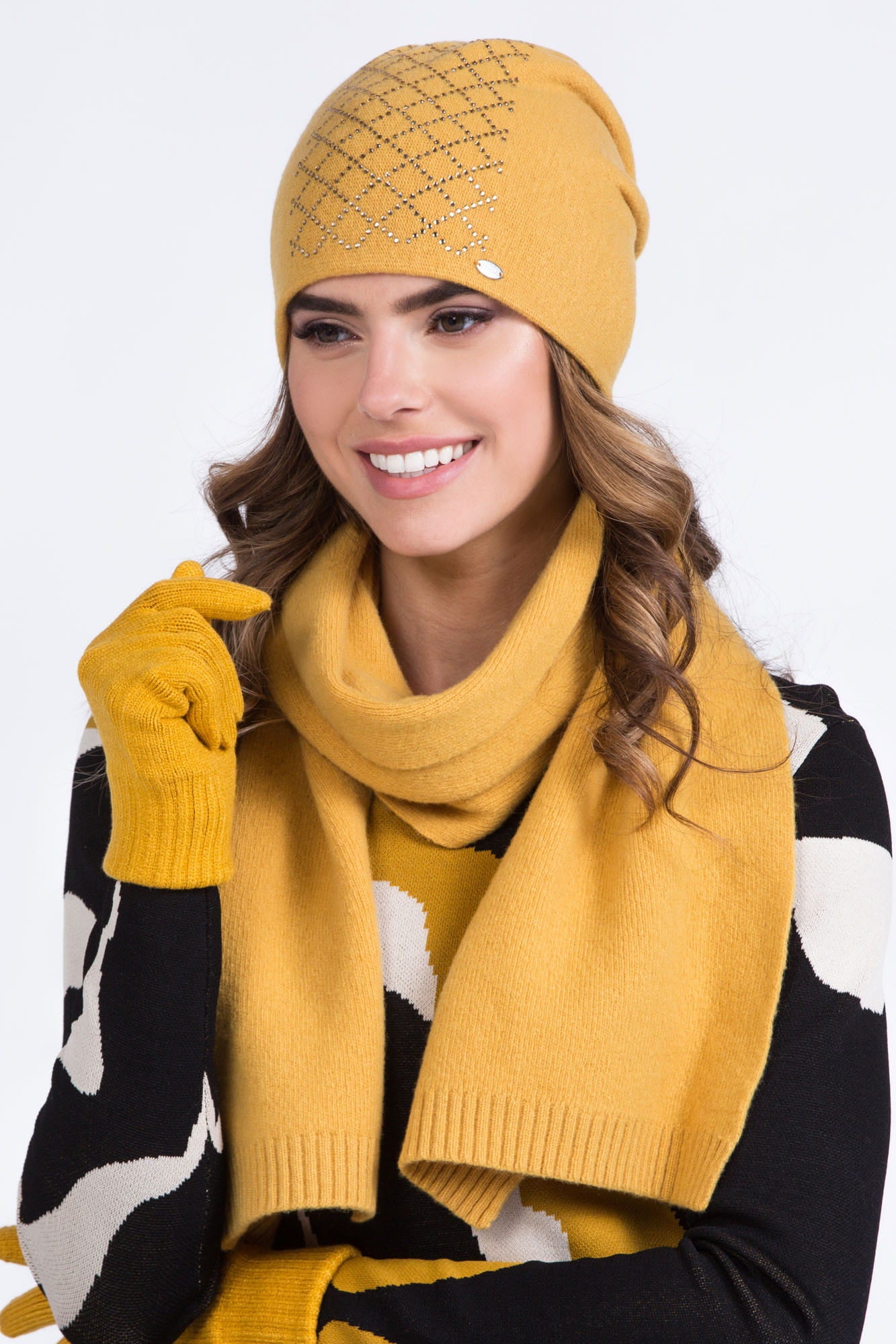 Detal czapki IRINA z połyskującym wzorem w kratę, wykonanym ze srebrnych dżetów, w kolorze musztardowym | KAMEA | Spironik.pl