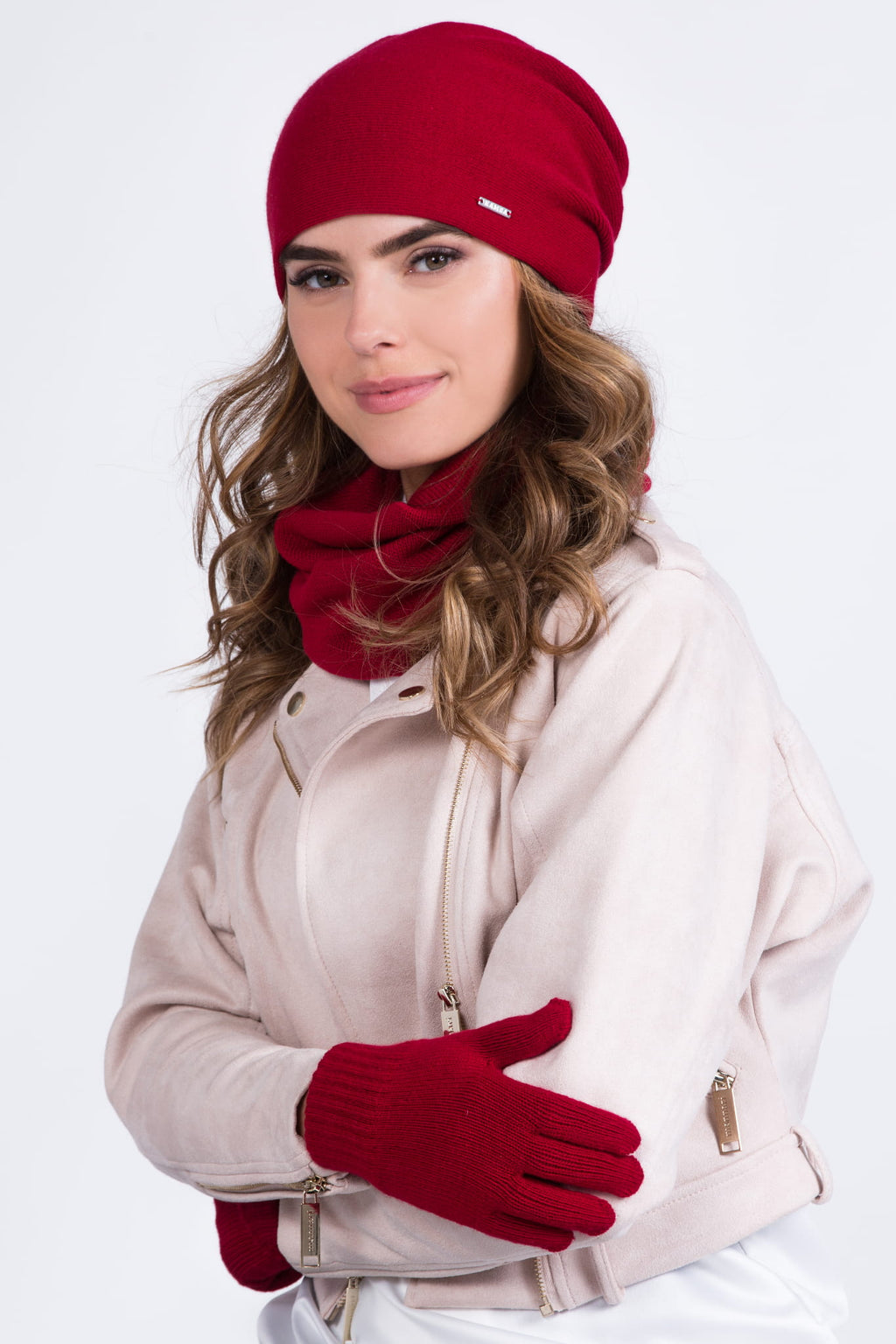 Detal czapki GLORIA, ukazujący srebrny znaczek oraz ocieplającą podszewkę wewnętrzną | KAMEA | Spironik.pl